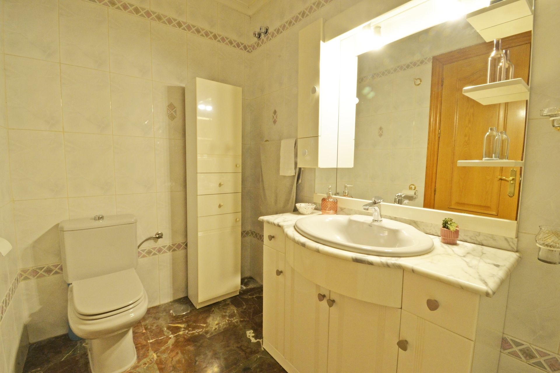 Resale - 4 Bedroom 4 Bathroom Townhouse in Sax -  - Alicante