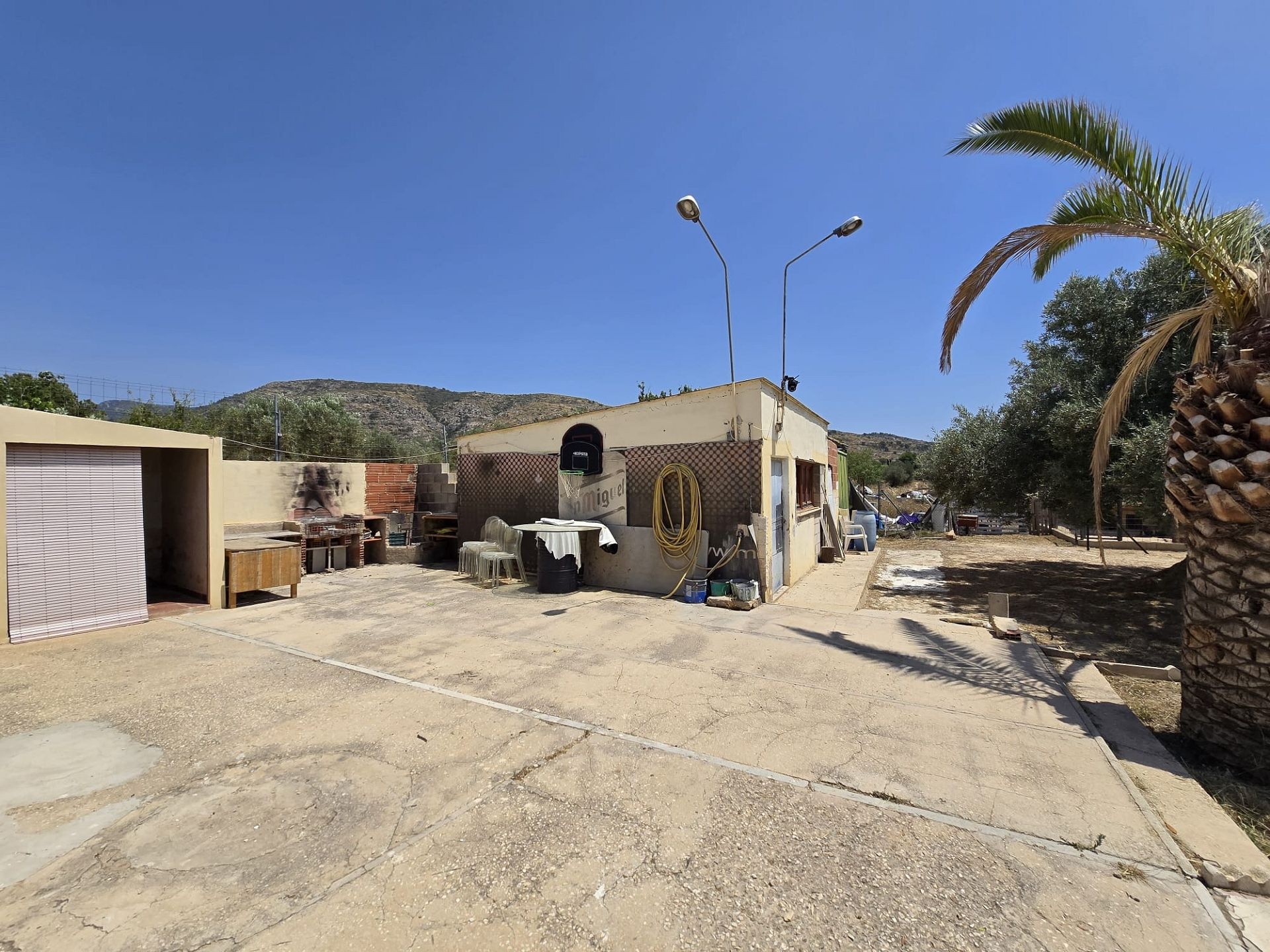 Resale - 4 Bedroom 2 Bathroom Villa in Sax -  - Alicante