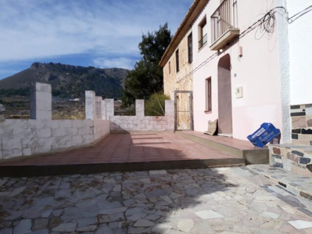 Resale - 5 Bedroom 1 Bathroom Villa in La Romana -  - Alicante
