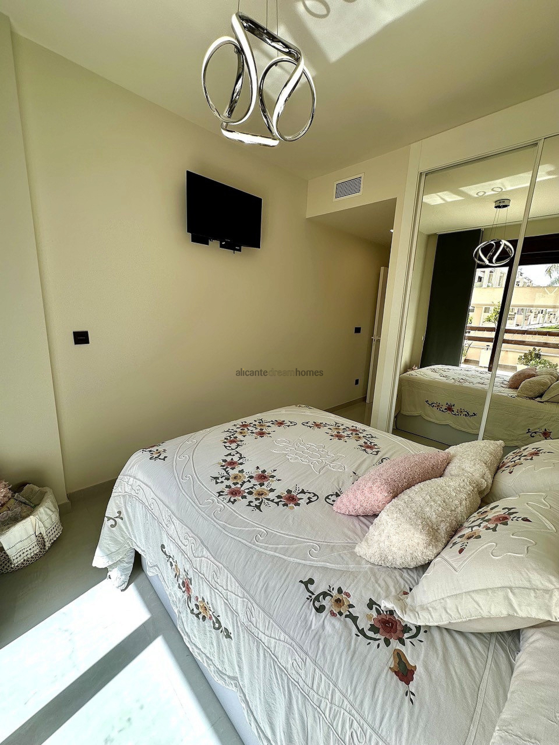 Resale - 2 Bedroom 2 Bathroom Bungalow in Torrevieja -  - Alicante