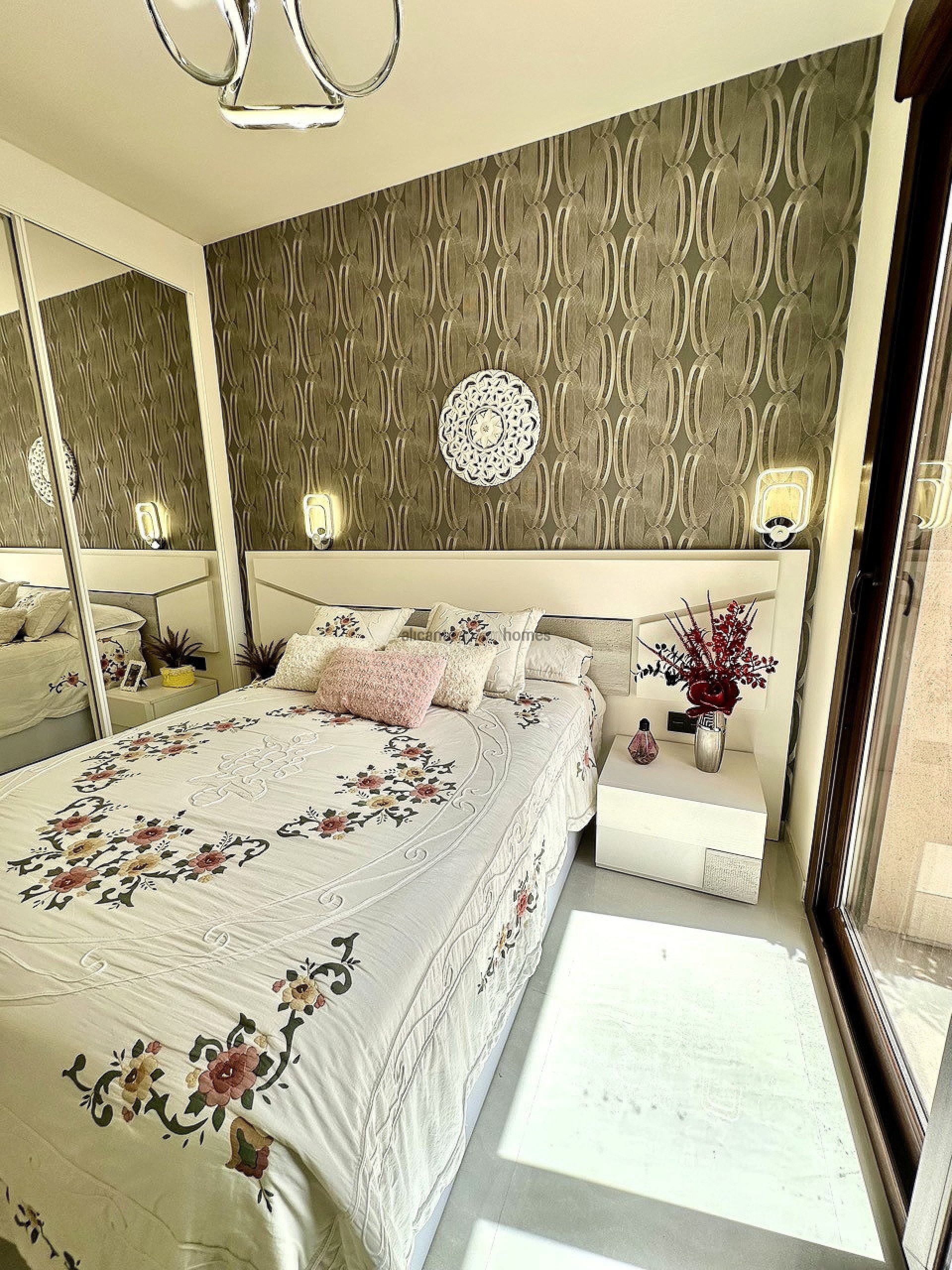 Resale - 2 Bedroom 2 Bathroom Bungalow in Torrevieja -  - Alicante