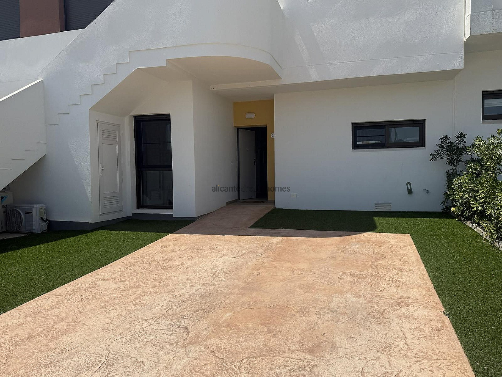 Resale - 2 Bedroom 2 Bathroom Apartment in Los Montesinos -  - Alicante