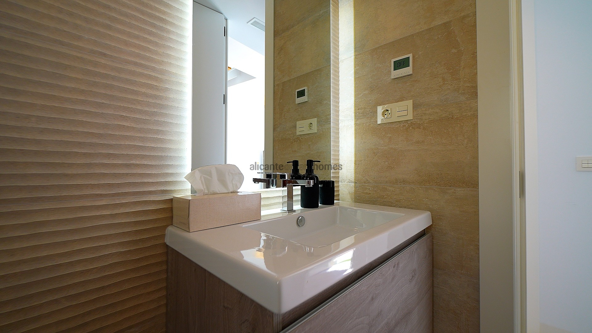 Resale - 3 Bedroom 3 Bathroom Villa in Orihuela Costa -  - Alicante