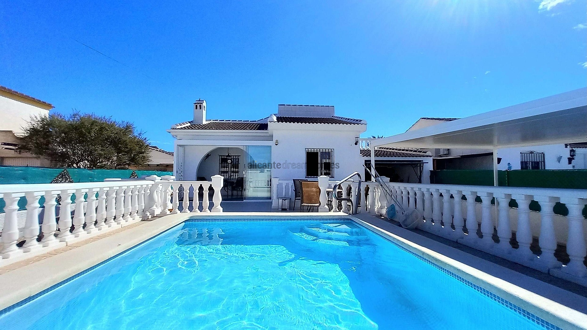 Resale - 3 Bedroom 2 Bathroom Villa in Torrevieja -  - Alicante
