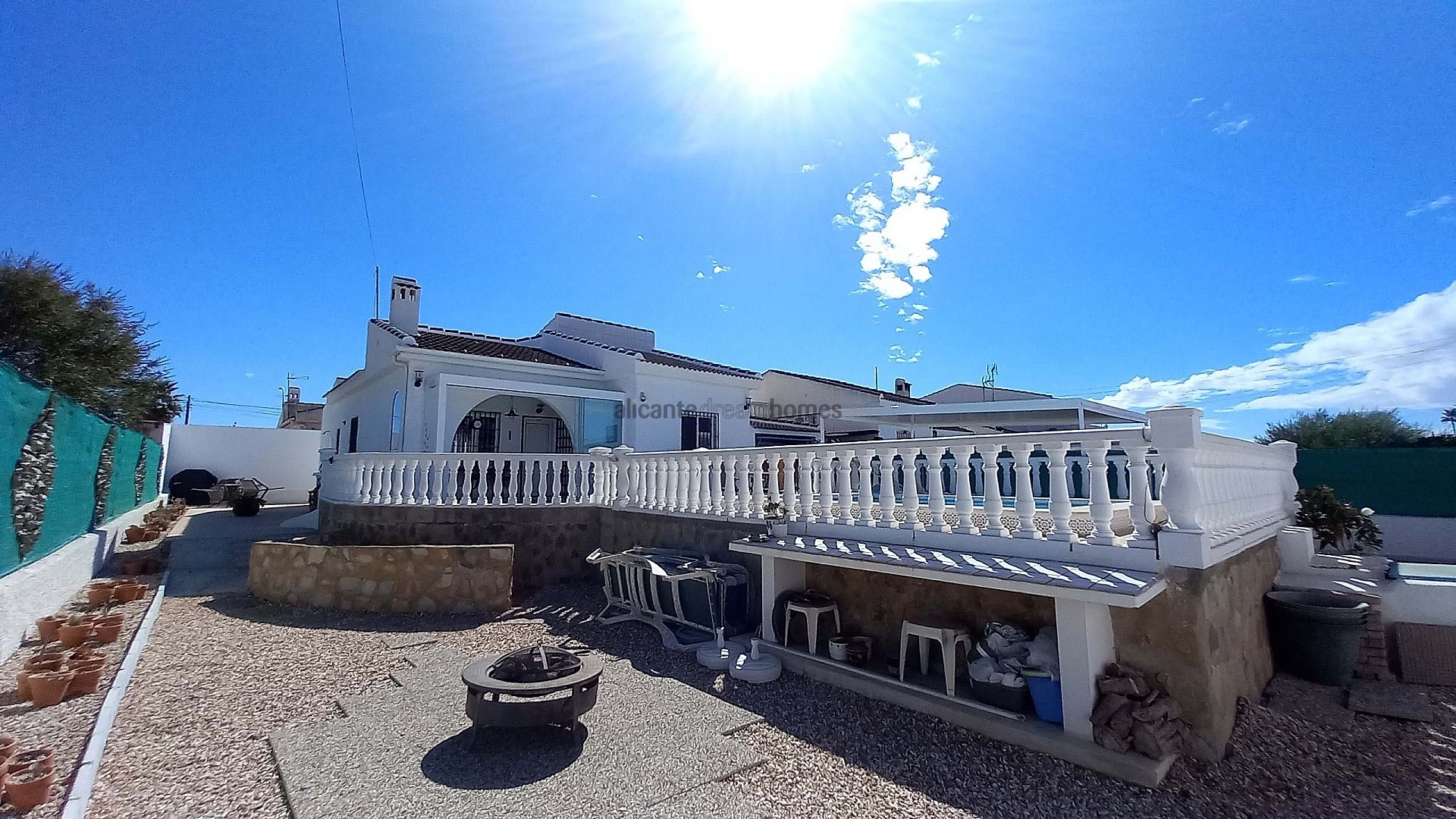Resale - 3 Bedroom 2 Bathroom Villa in Torrevieja -  - Alicante