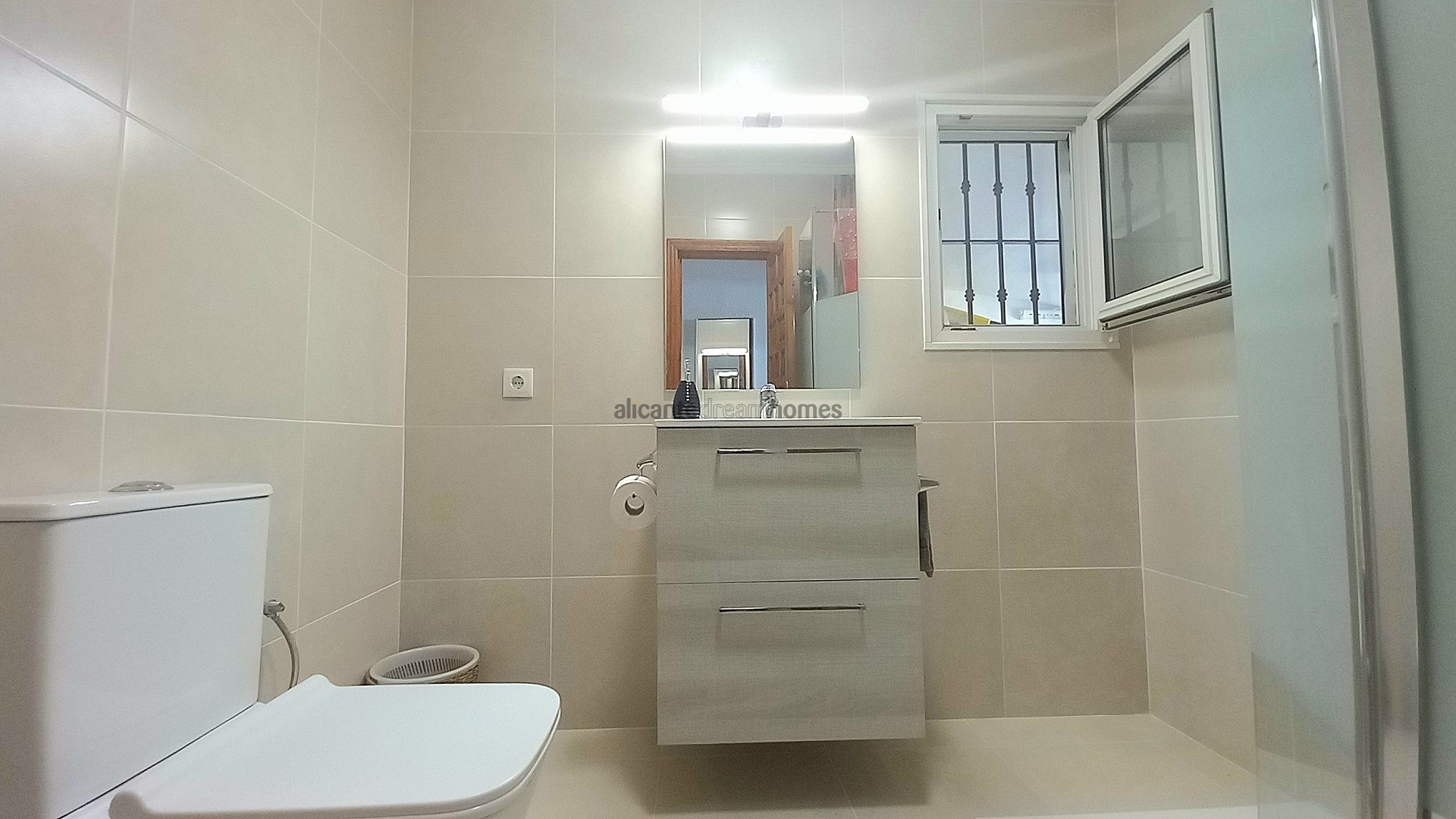 Resale - 3 Bedroom 2 Bathroom Villa in Torrevieja -  - Alicante