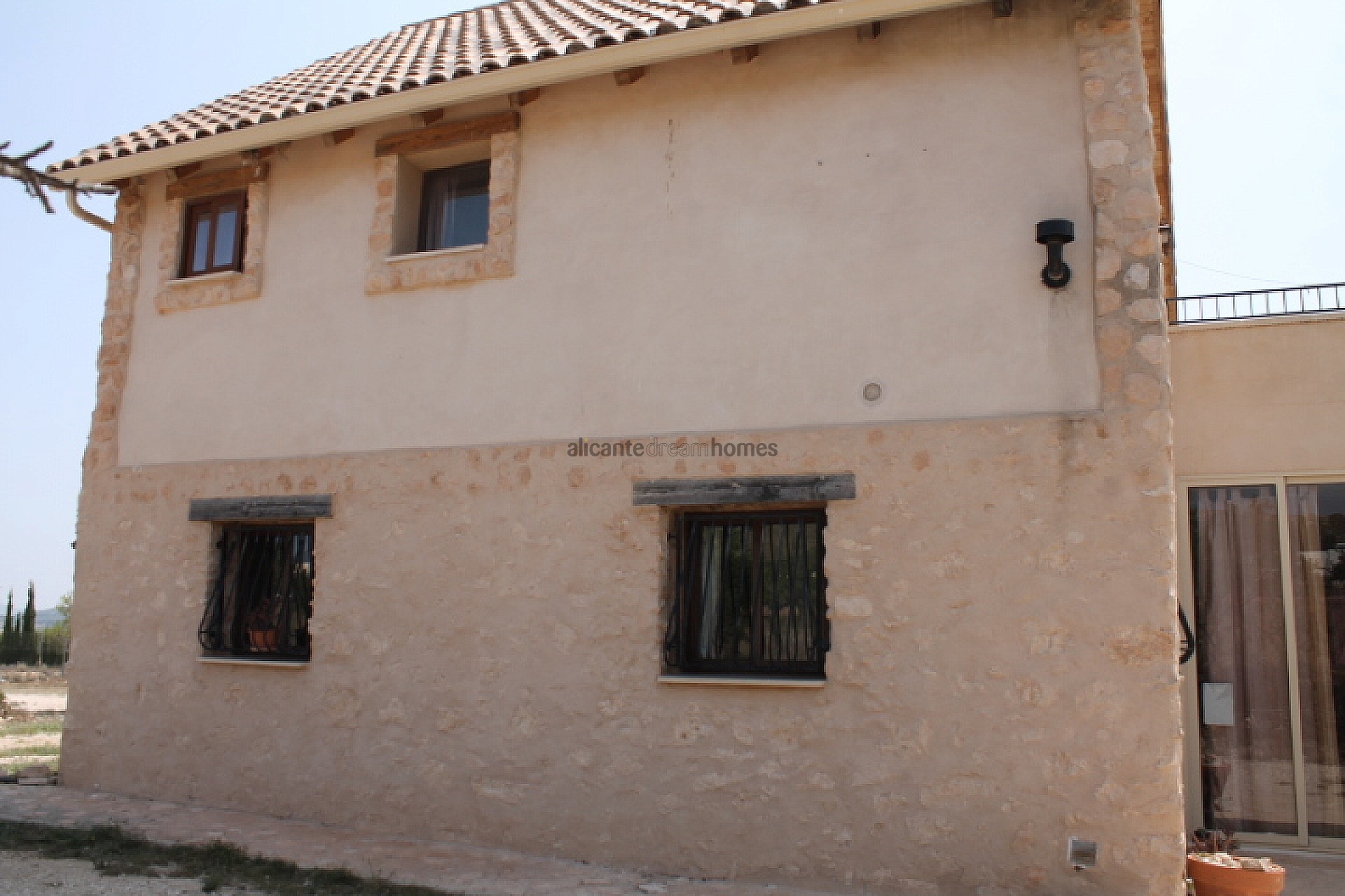 Resale - 4 Bedroom 2 Bathroom Finca in Pinoso -  - Alicante
