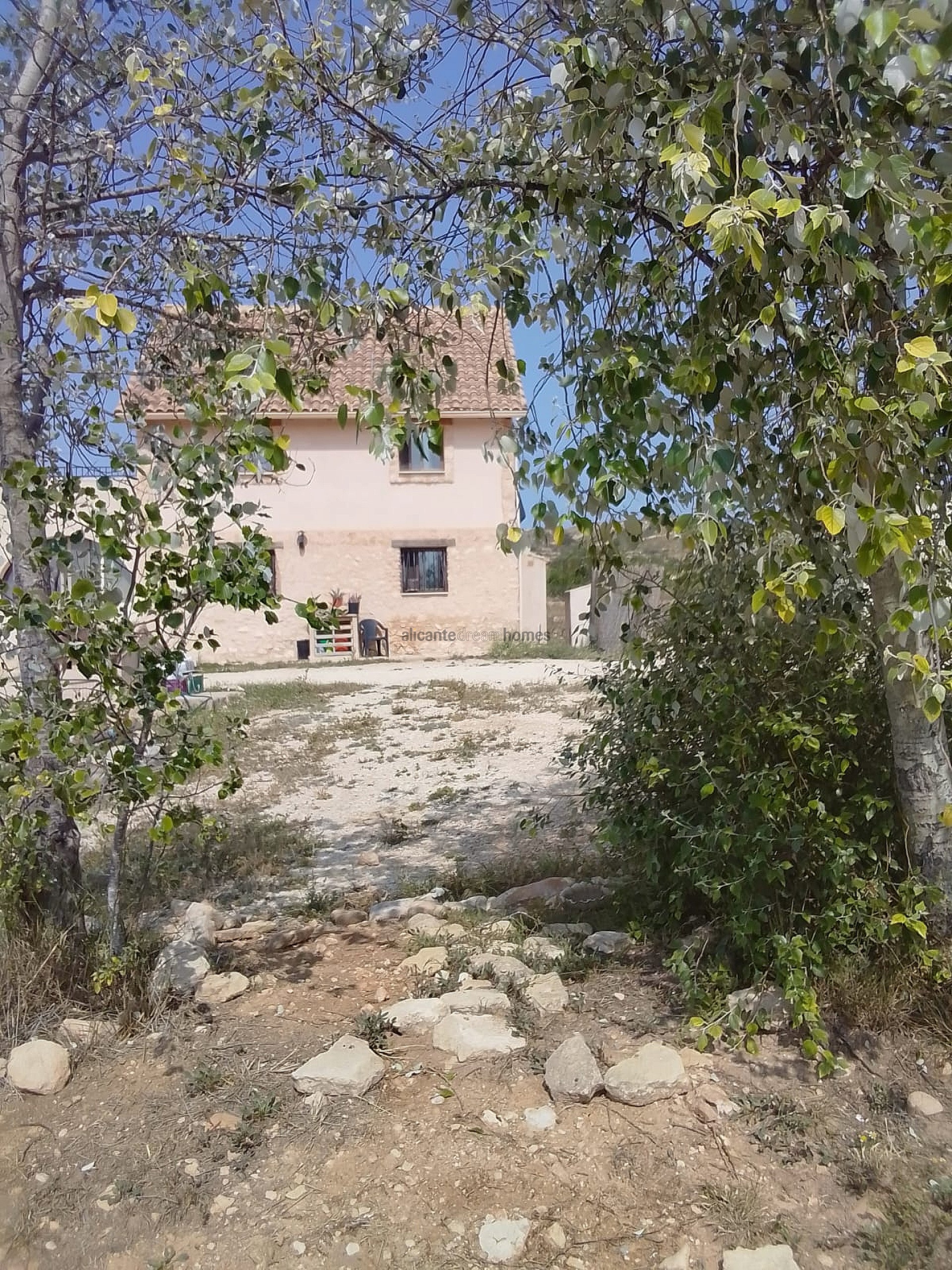 Resale - 4 Bedroom 2 Bathroom Finca in Pinoso -  - Alicante