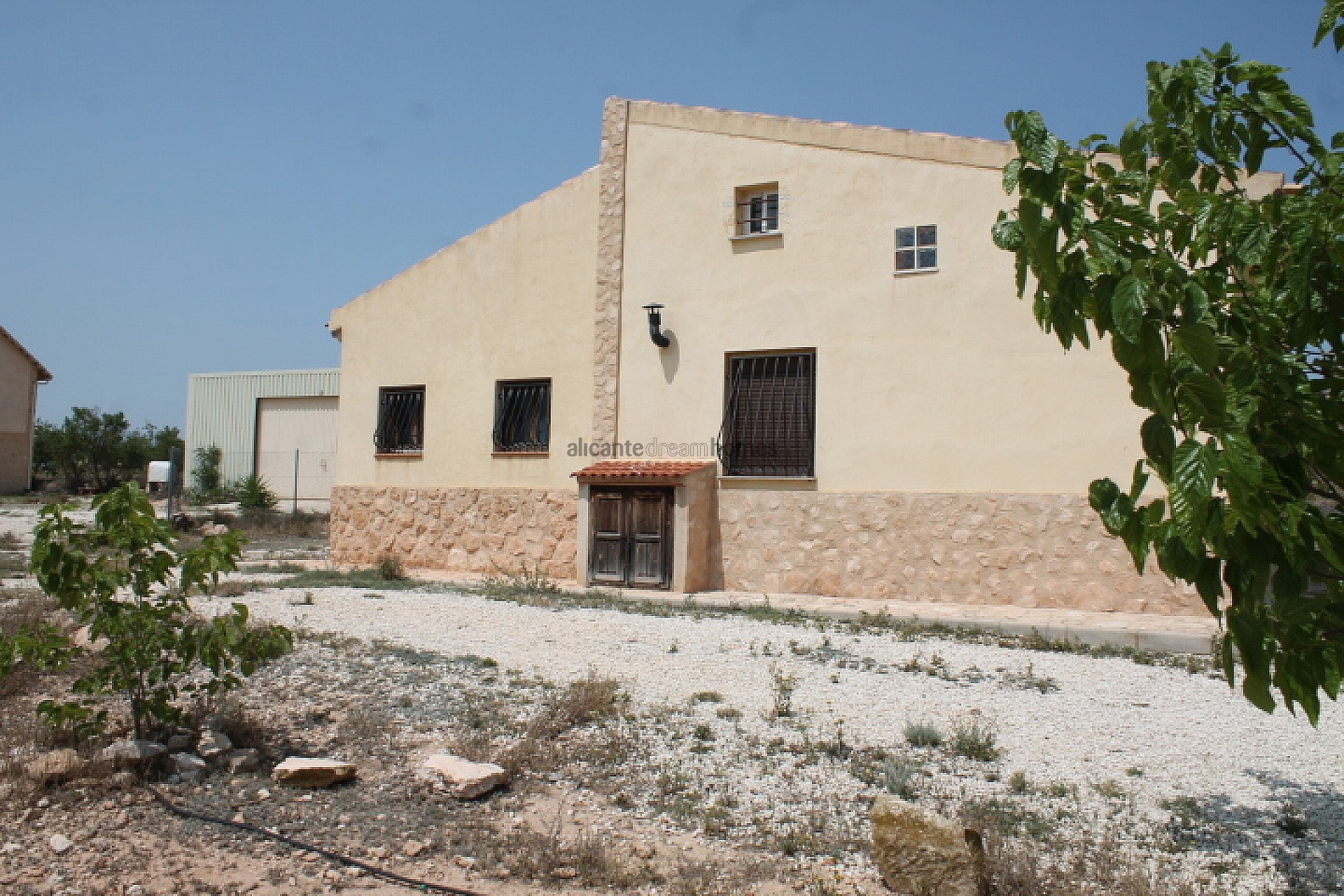Resale - 4 Bedroom 2 Bathroom Finca in Pinoso -  - Alicante
