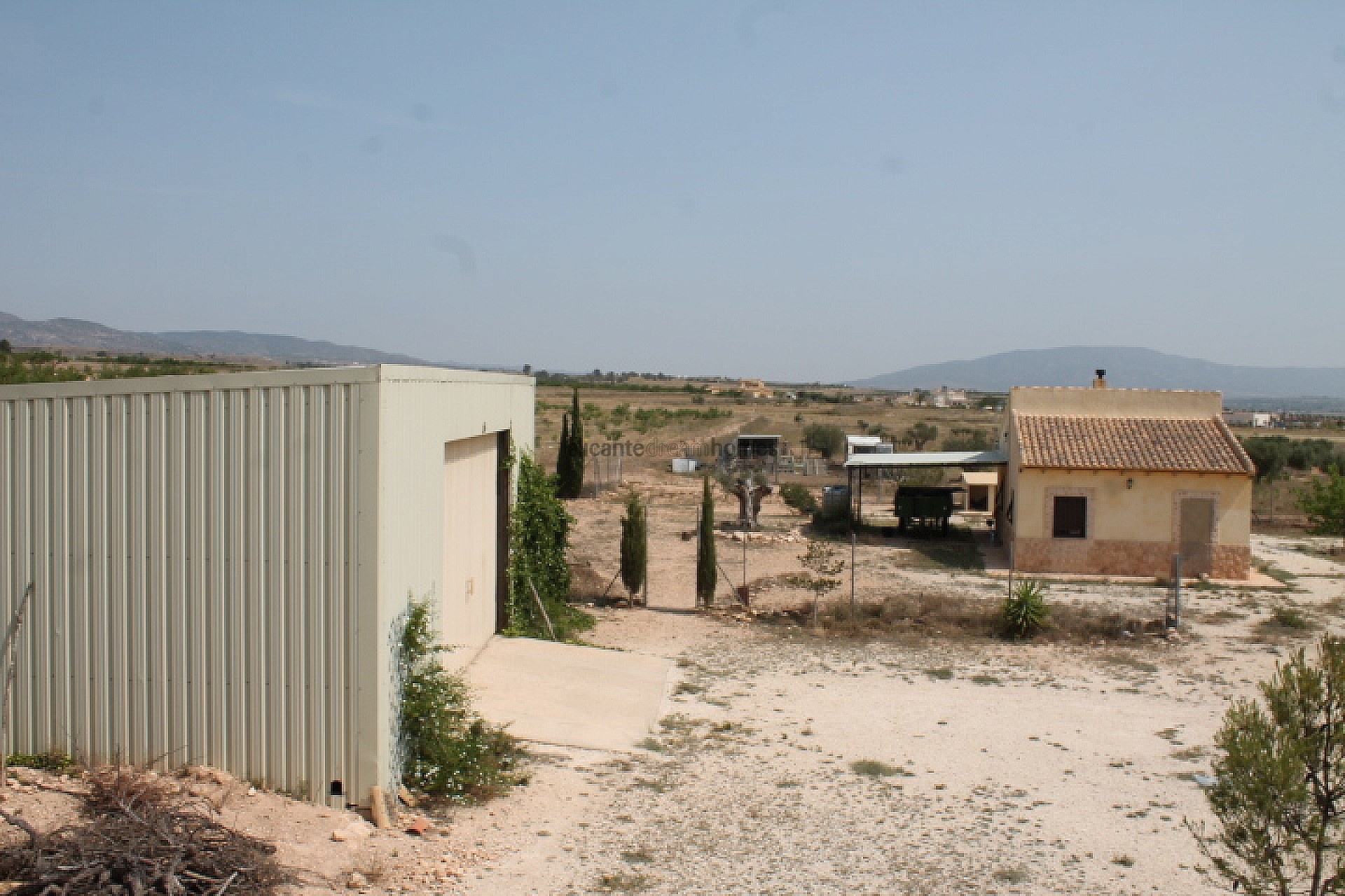 Resale - 4 Bedroom 2 Bathroom Finca in Pinoso -  - Alicante