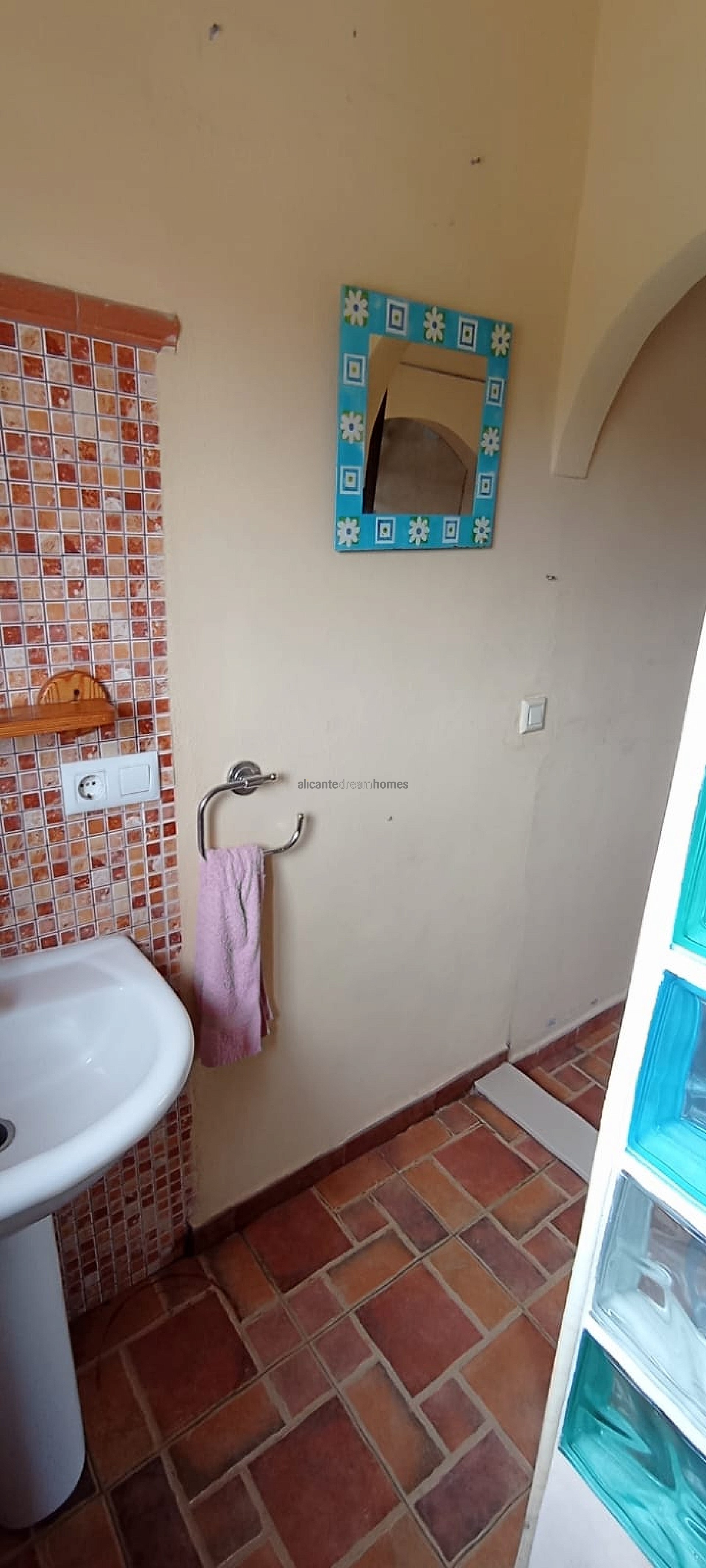 Resale - 4 Bedroom 2 Bathroom Finca in Pinoso -  - Alicante