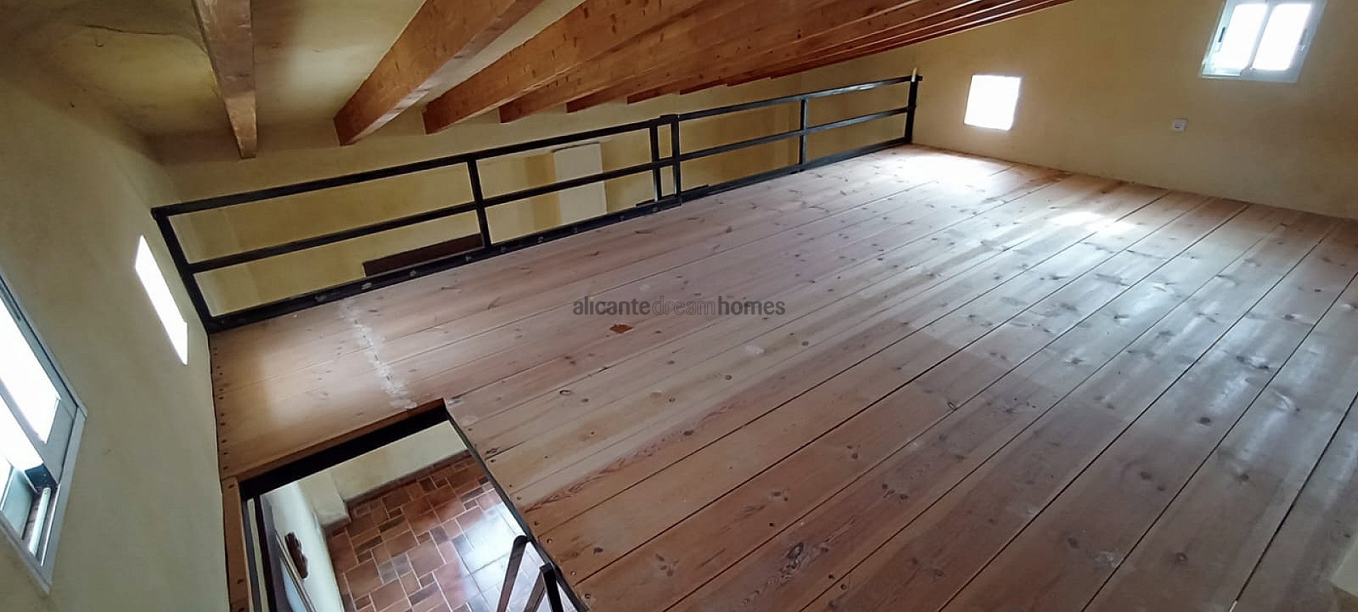 Resale - 4 Bedroom 2 Bathroom Finca in Pinoso -  - Alicante