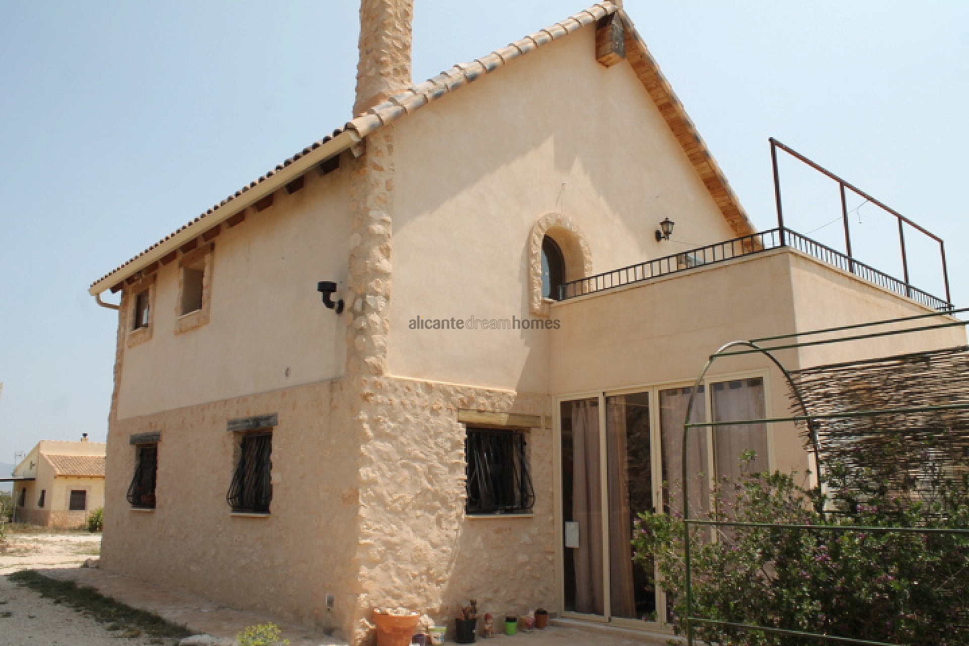 Resale - 4 Bedroom 2 Bathroom Finca in Pinoso -  - Alicante