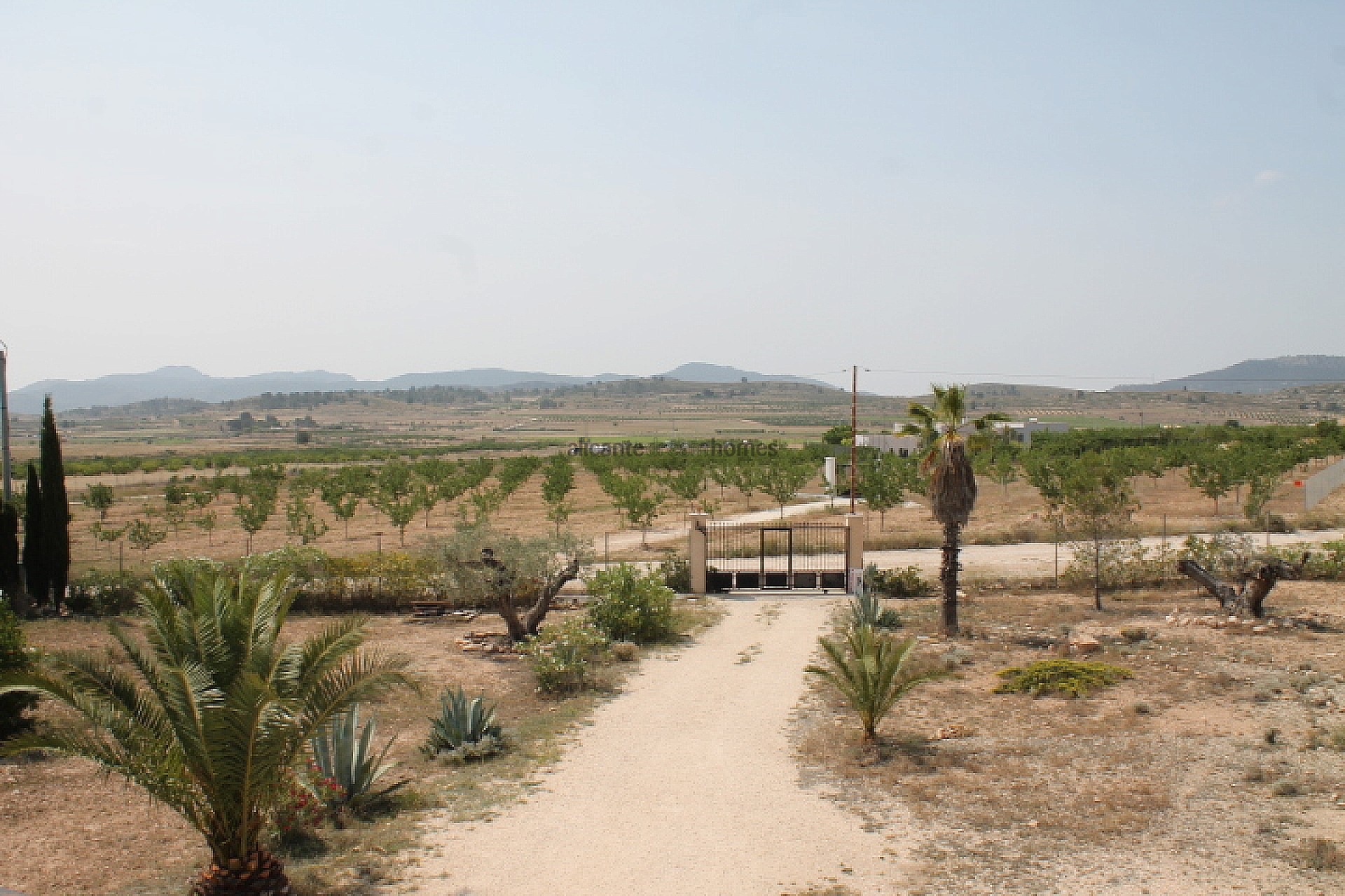 Resale - 4 Bedroom 2 Bathroom Finca in Pinoso -  - Alicante