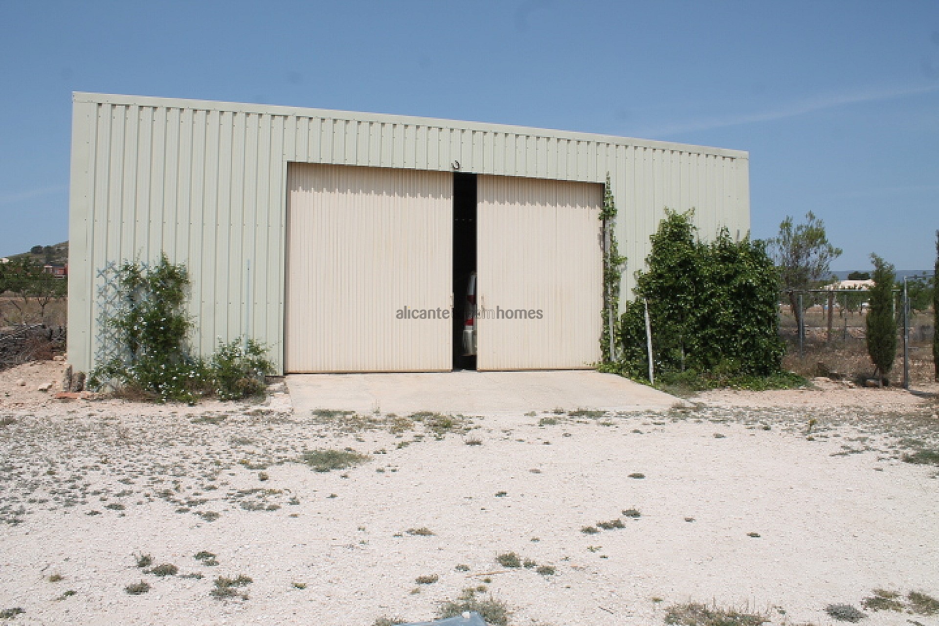 Resale - 4 Bedroom 2 Bathroom Finca in Pinoso -  - Alicante