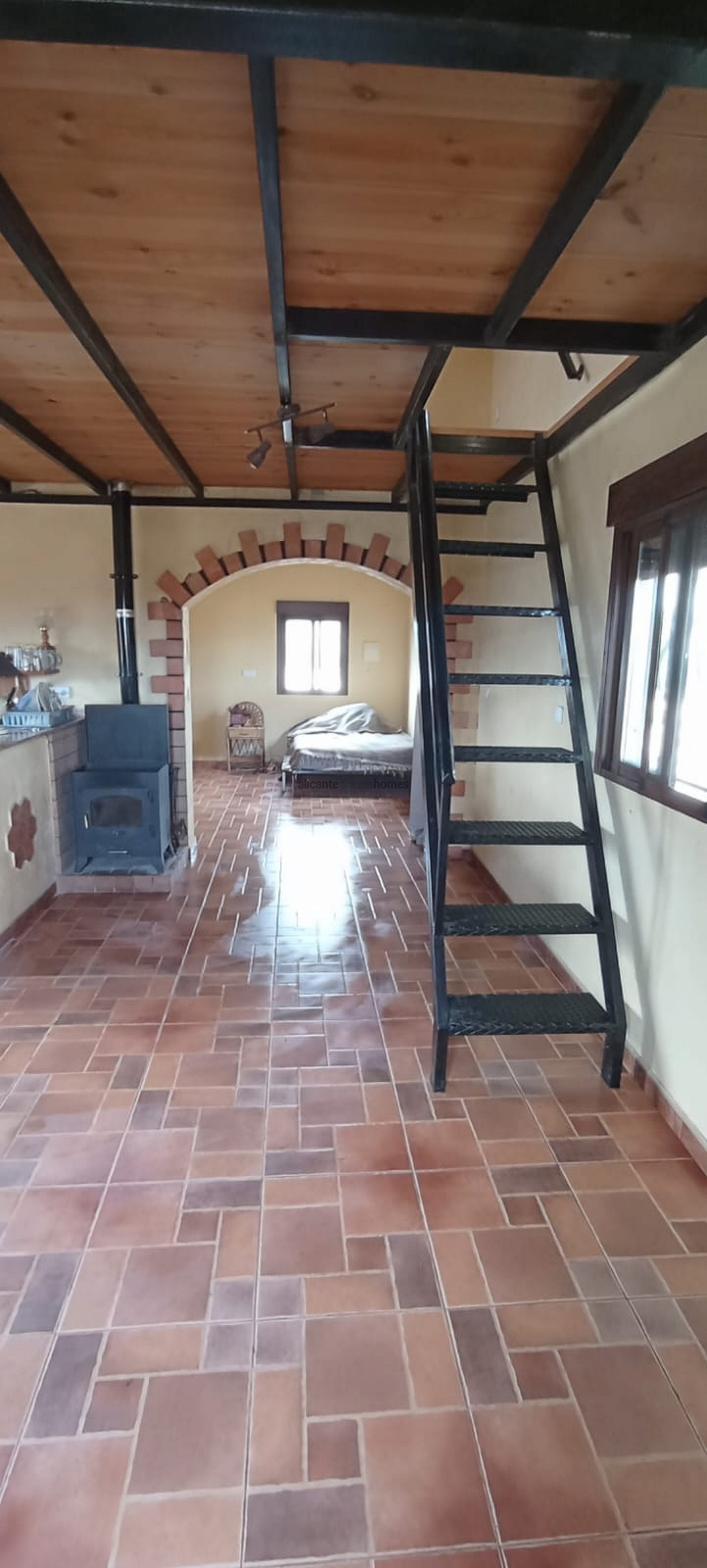 Resale - 4 Bedroom 2 Bathroom Finca in Pinoso -  - Alicante