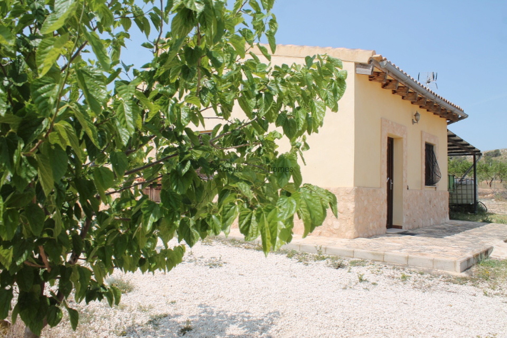 Resale - 4 Bedroom 2 Bathroom Finca in Pinoso -  - Alicante