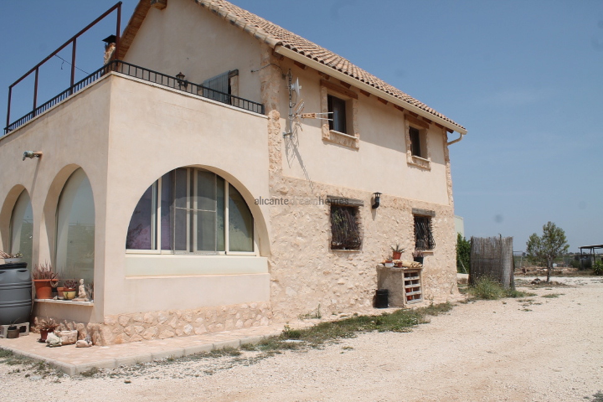 Resale - 4 Bedroom 2 Bathroom Finca in Pinoso -  - Alicante