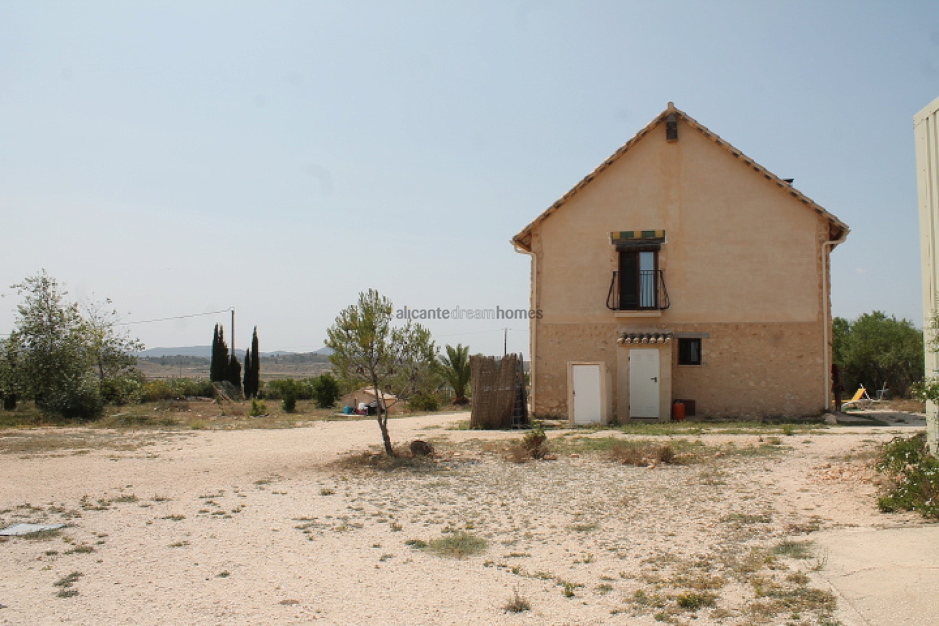 Resale - 4 Bedroom 2 Bathroom Finca in Pinoso -  - Alicante