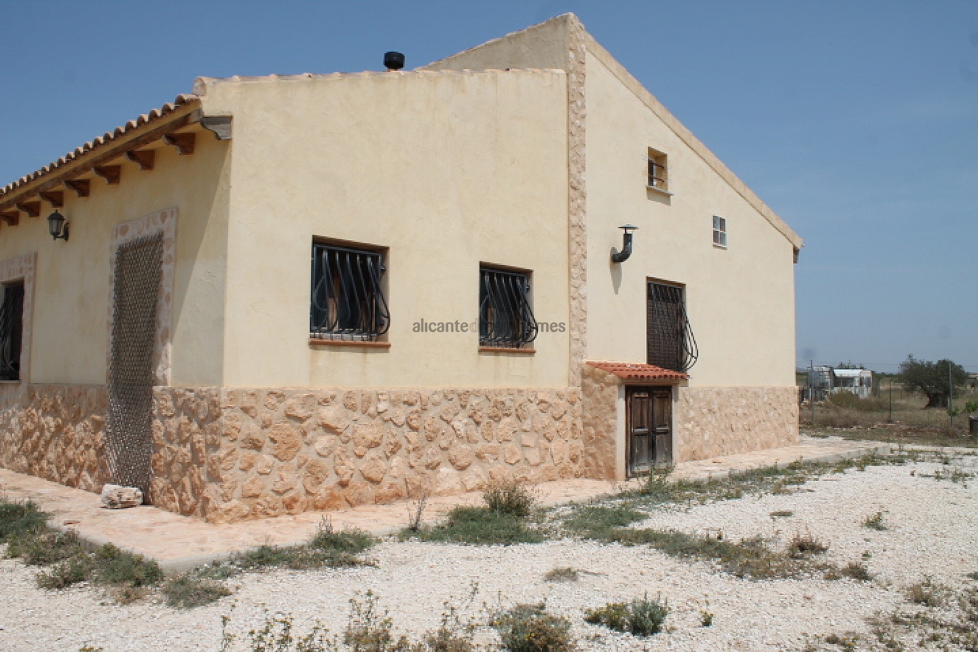 Resale - 4 Bedroom 2 Bathroom Finca in Pinoso -  - Alicante