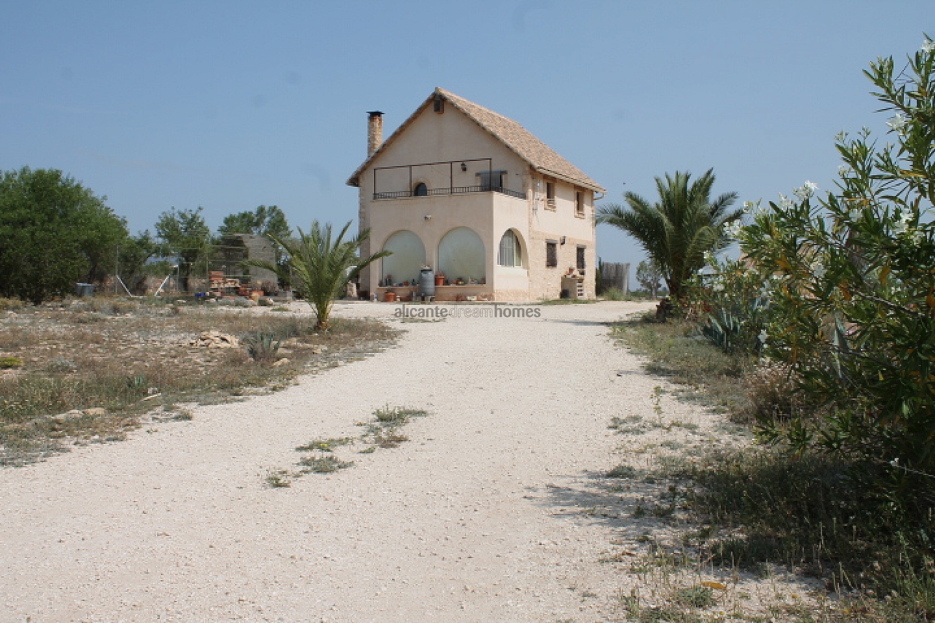 Resale - 4 Bedroom 2 Bathroom Finca in Pinoso -  - Alicante