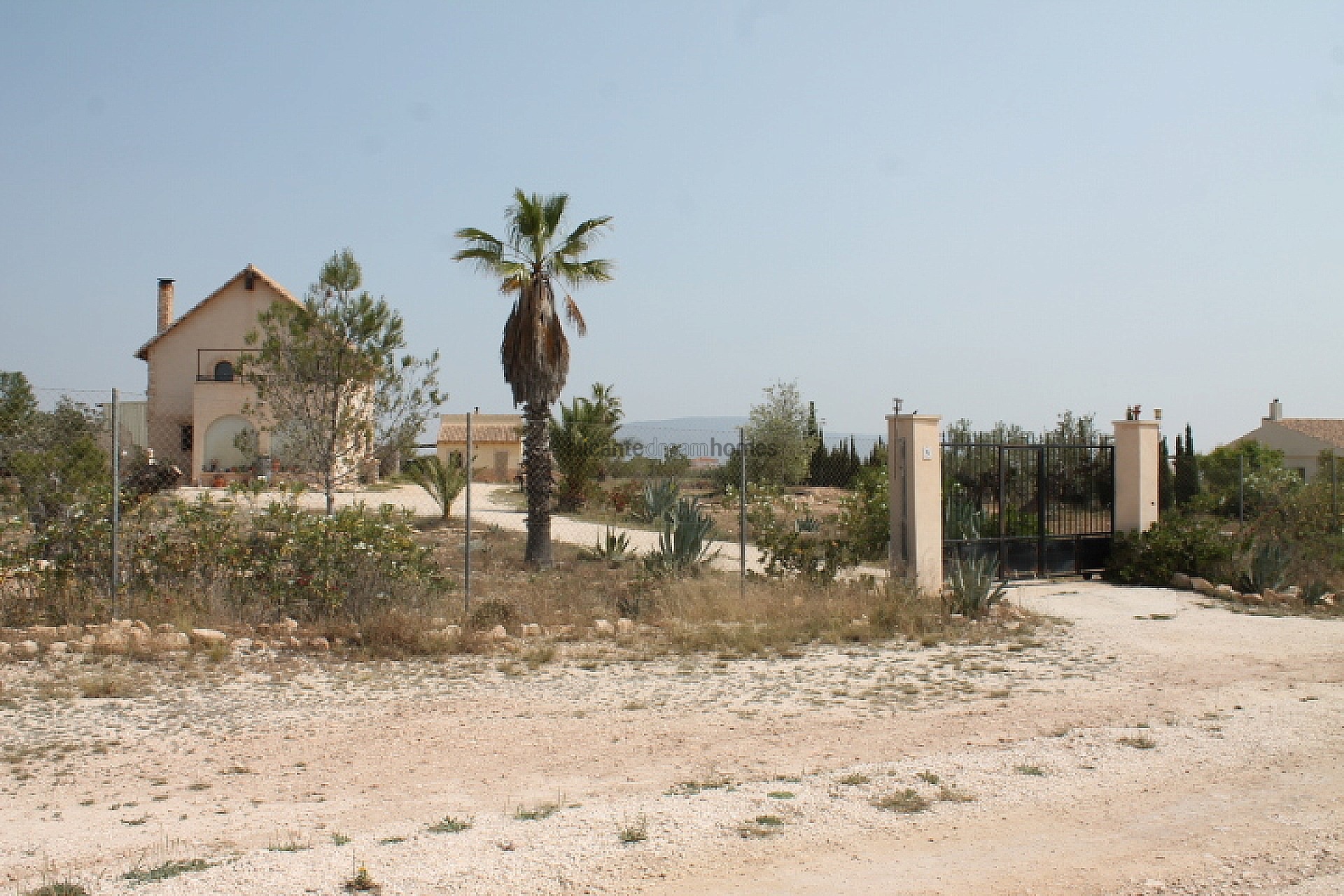 Resale - 4 Bedroom 2 Bathroom Finca in Pinoso -  - Alicante