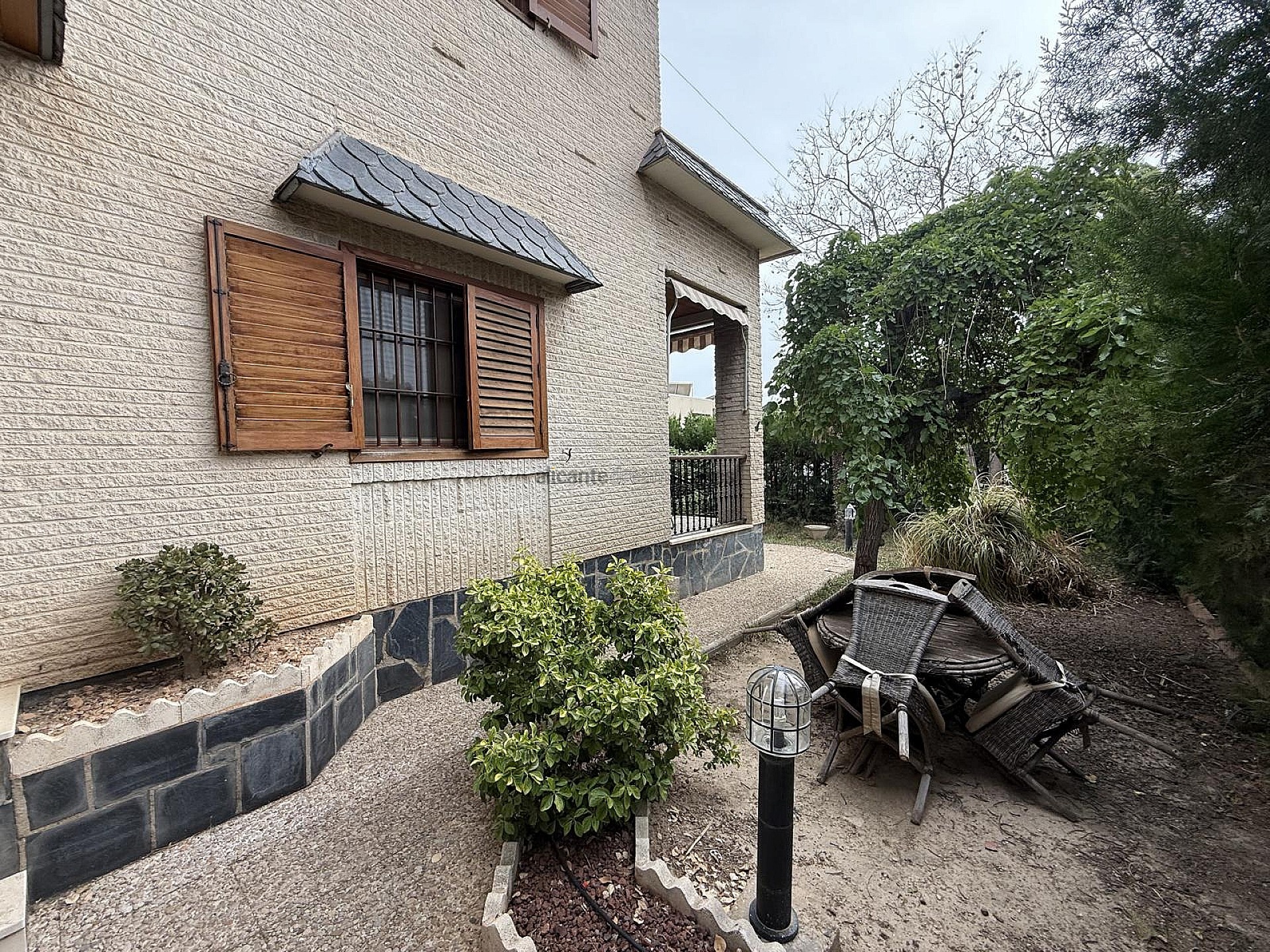 Resale - 4 Bedroom 2 Bathroom Villa in Elda -  - Alicante