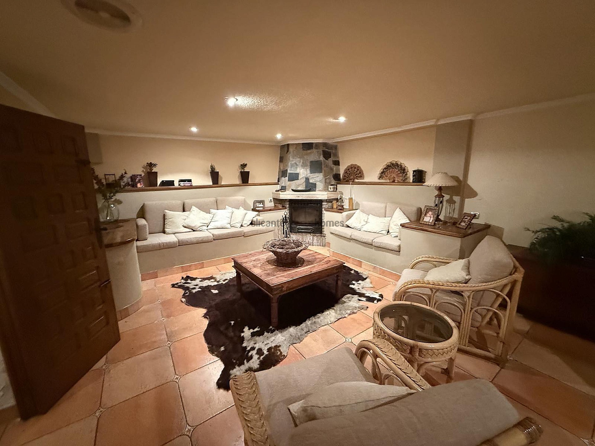 Resale - 4 Bedroom 2 Bathroom Villa in Elda -  - Alicante