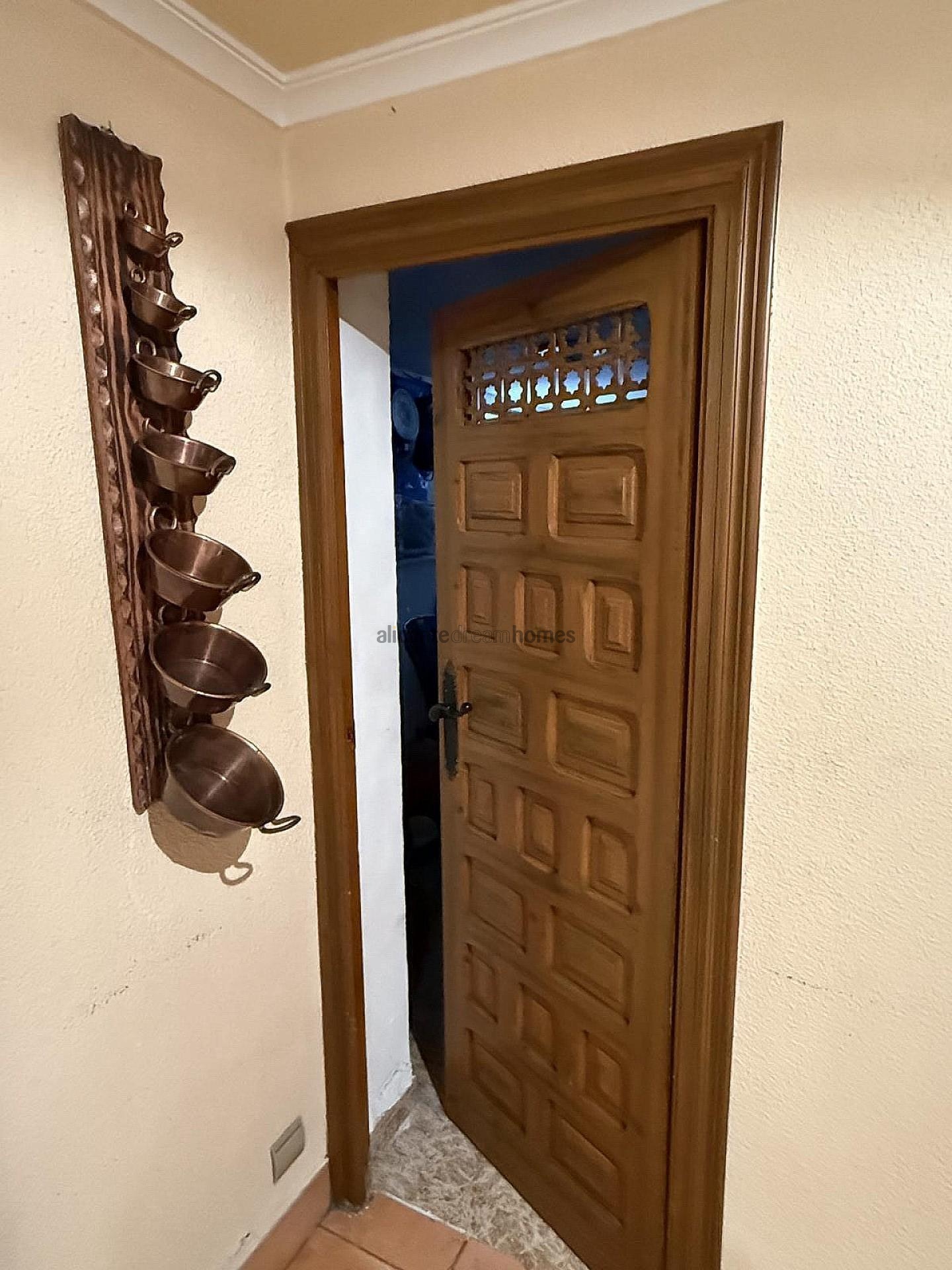 Resale - 4 Bedroom 2 Bathroom Villa in Elda -  - Alicante