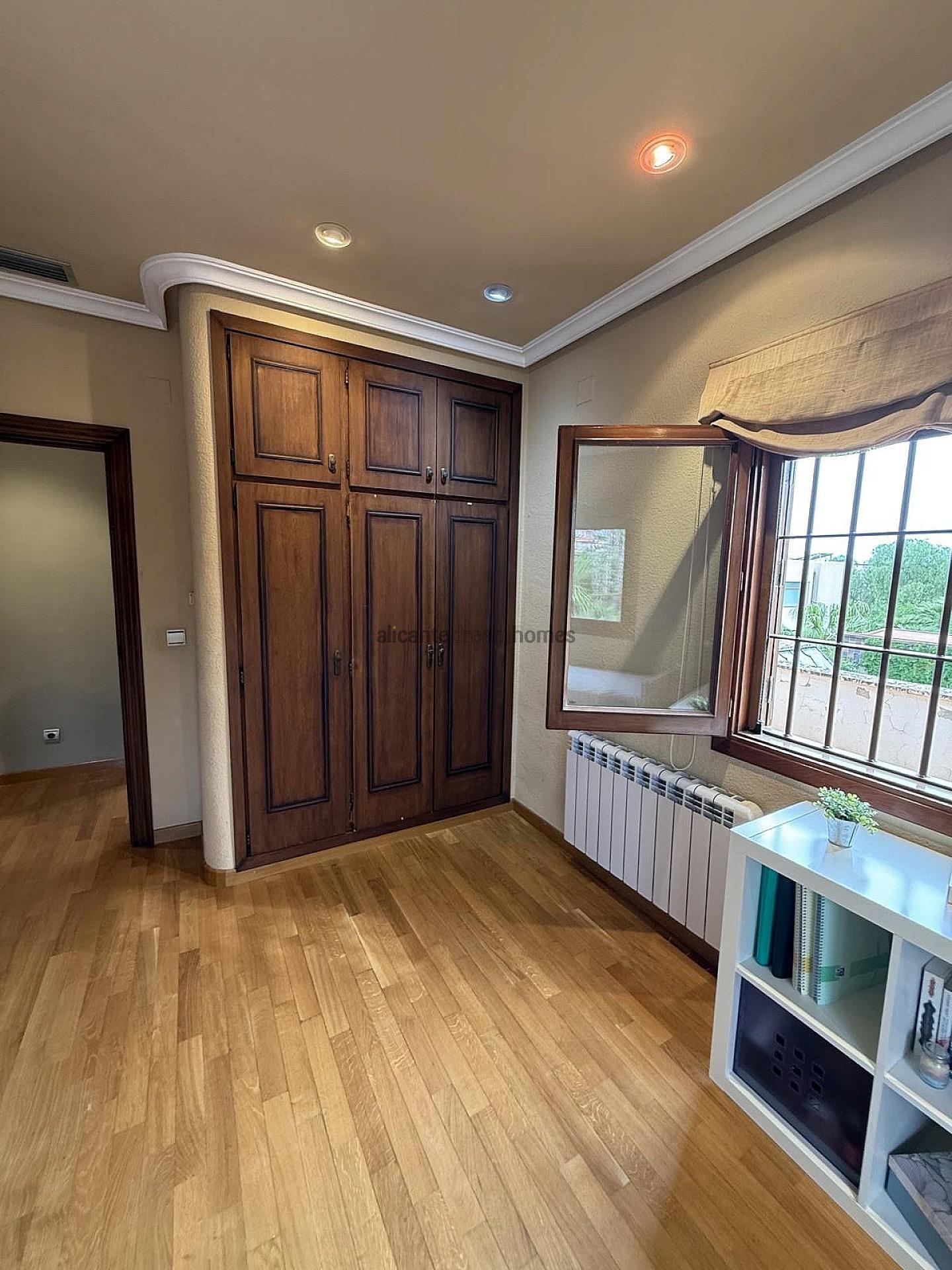 Resale - 4 Bedroom 2 Bathroom Villa in Elda -  - Alicante