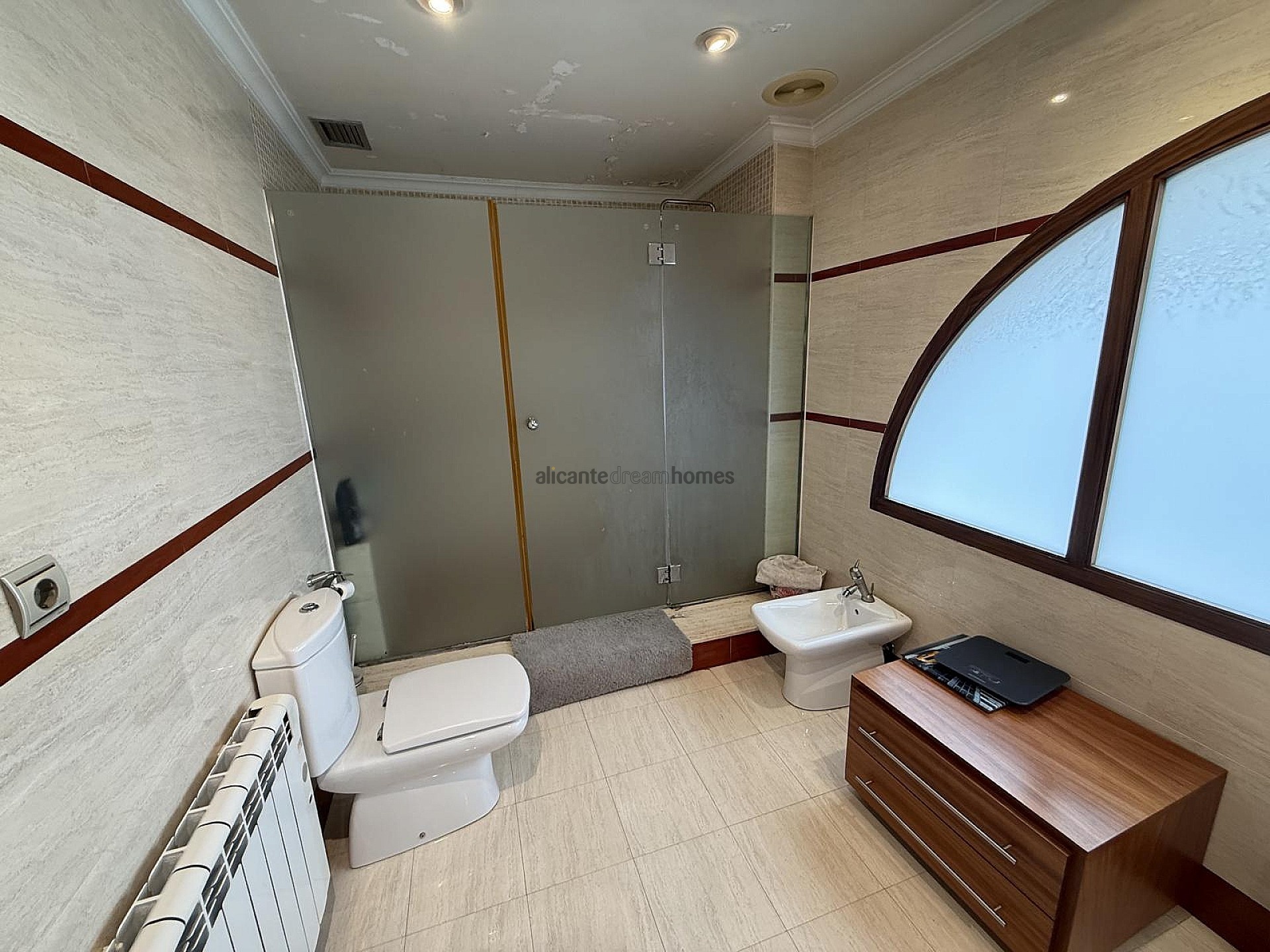 Resale - 4 Bedroom 2 Bathroom Villa in Elda -  - Alicante