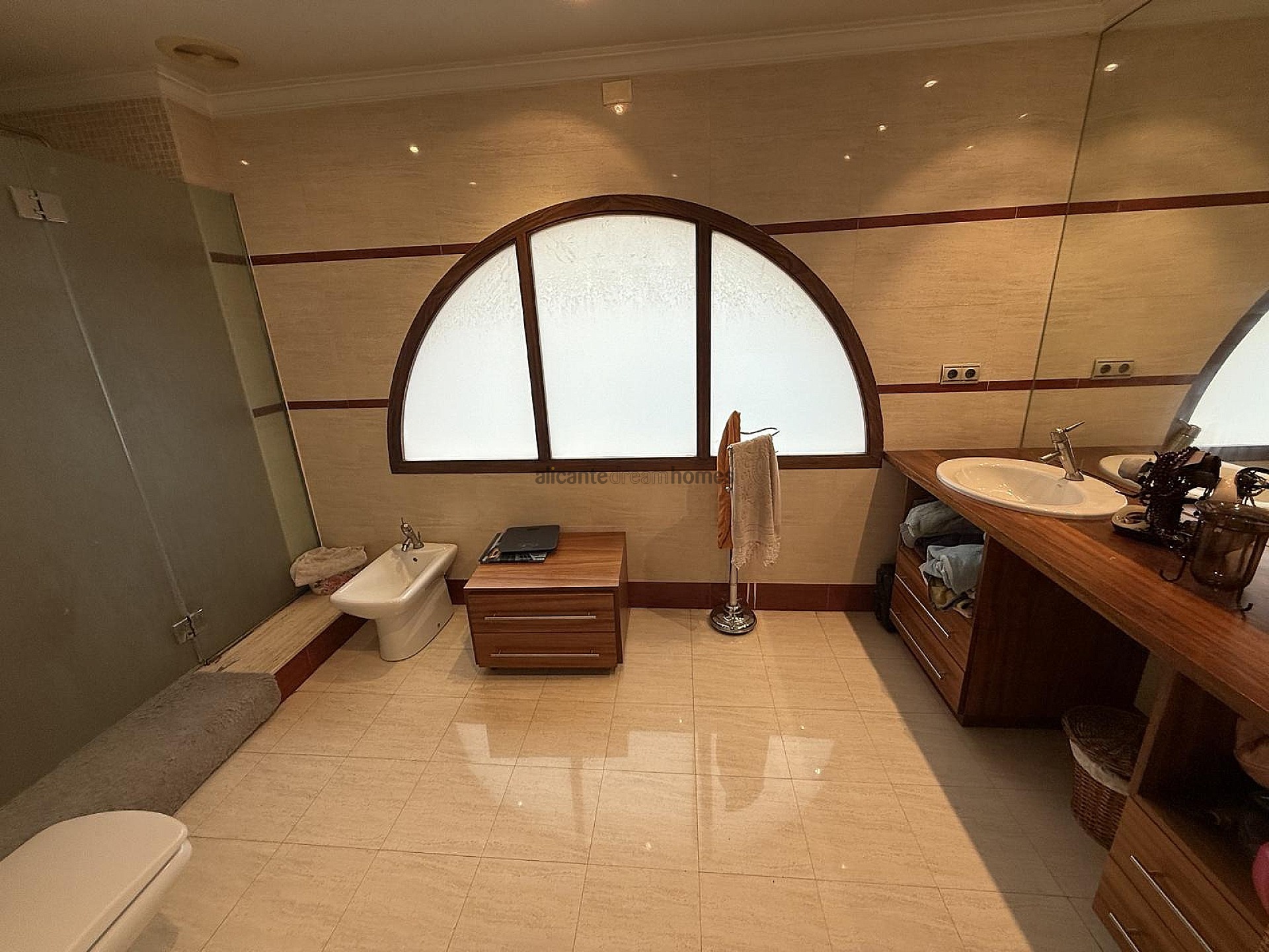 Resale - 4 Bedroom 2 Bathroom Villa in Elda -  - Alicante