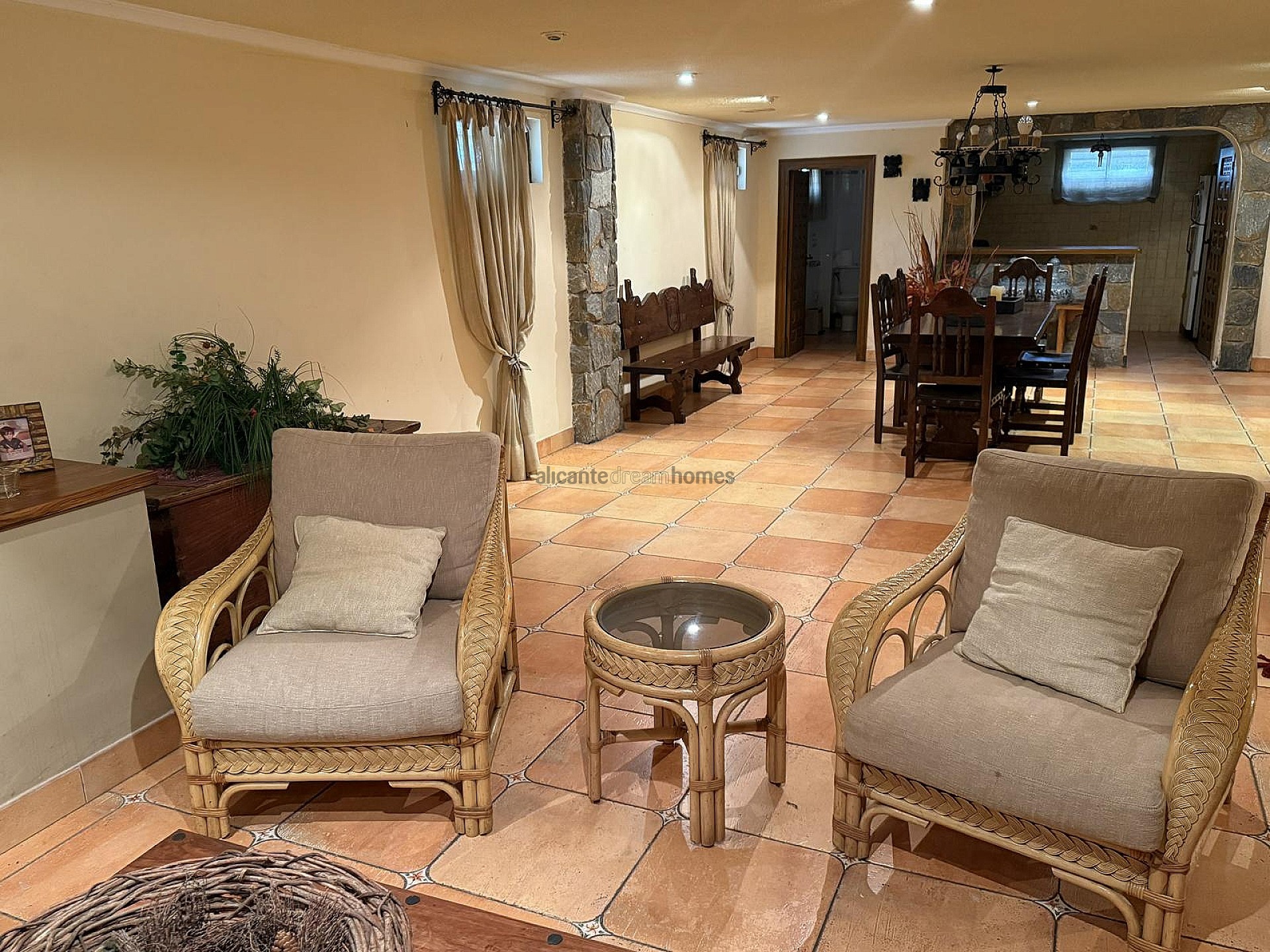 Resale - 4 Bedroom 2 Bathroom Villa in Elda -  - Alicante