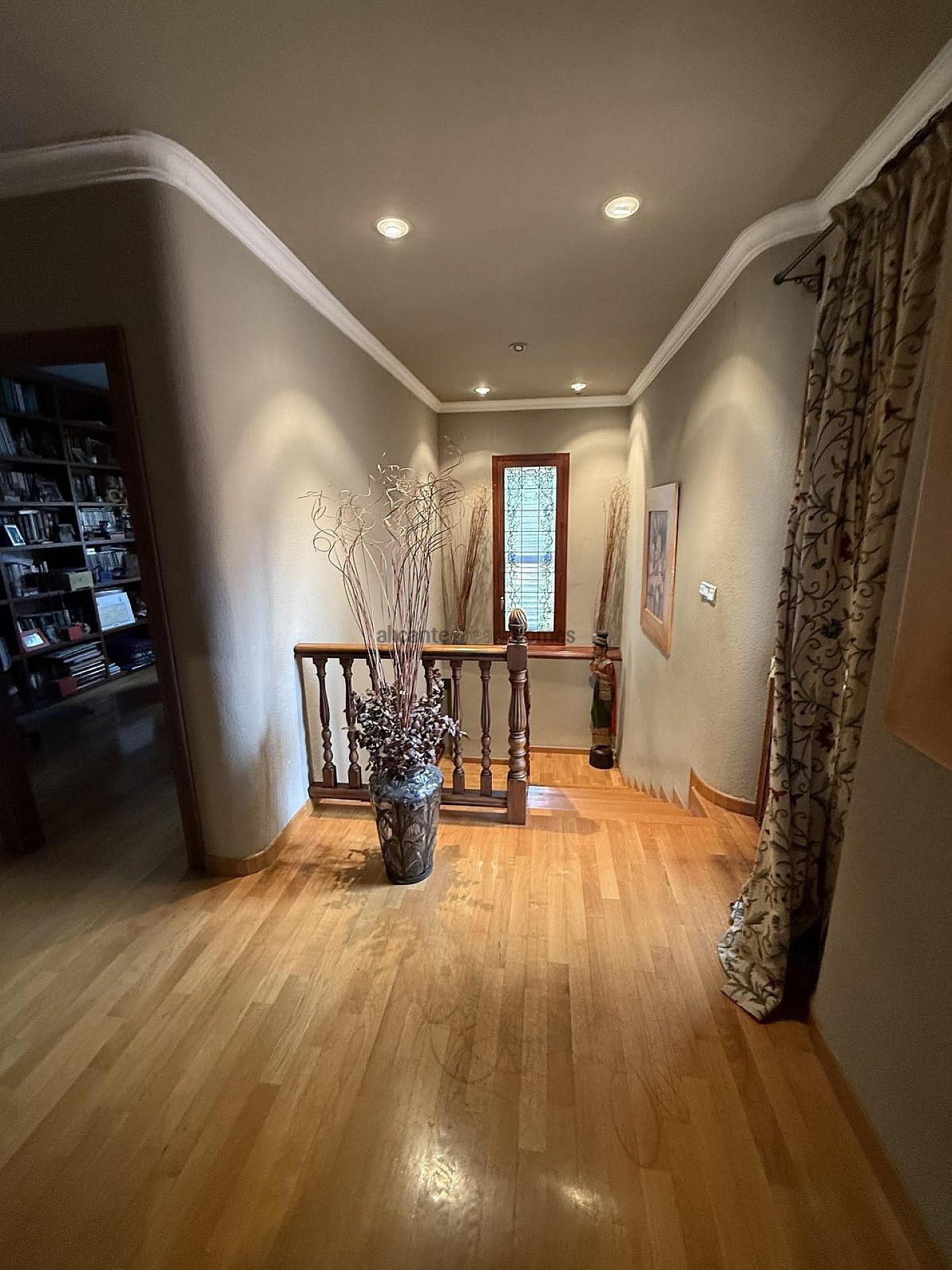 Resale - 4 Bedroom 2 Bathroom Villa in Elda -  - Alicante