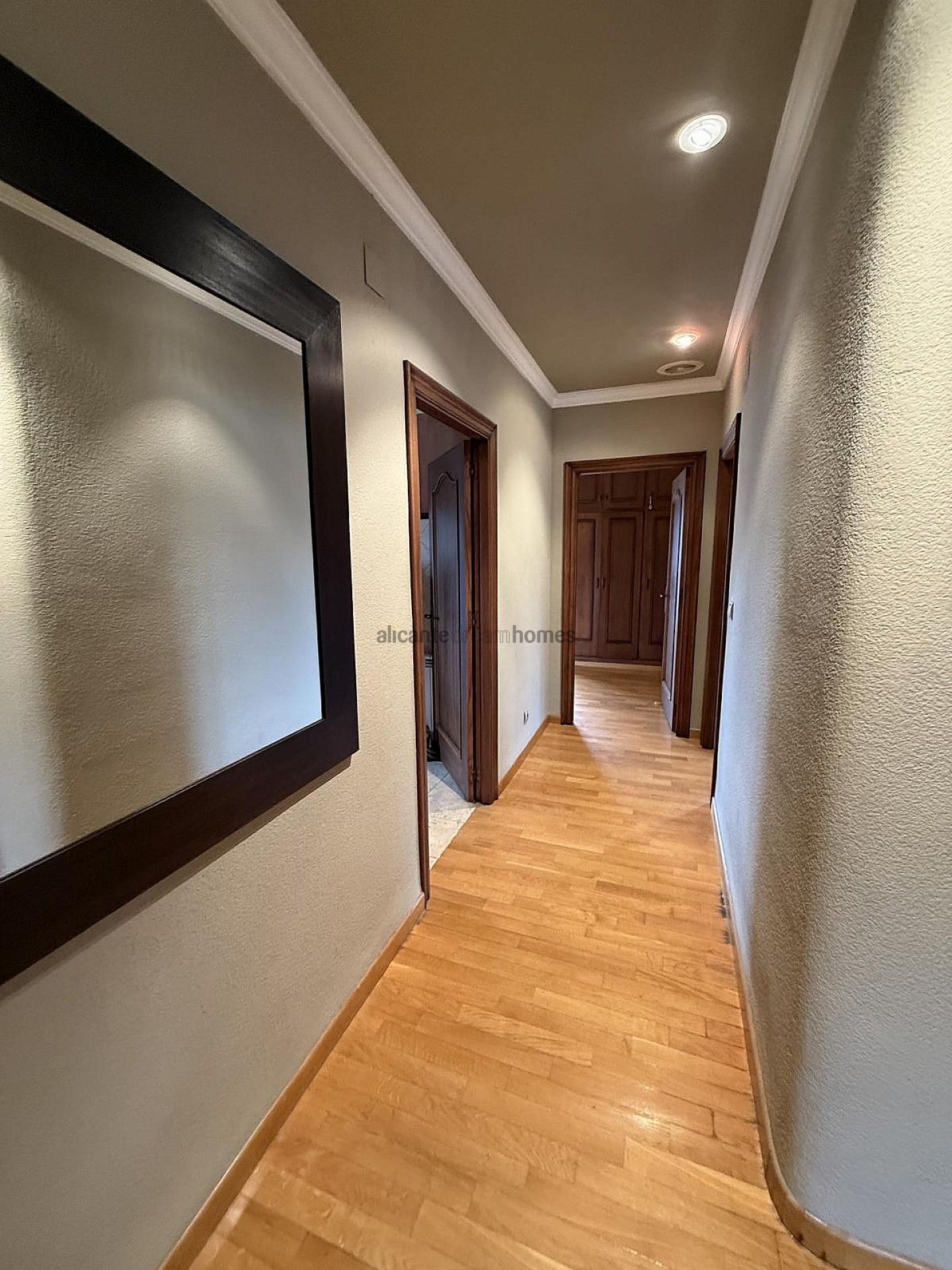 Resale - 4 Bedroom 2 Bathroom Villa in Elda -  - Alicante