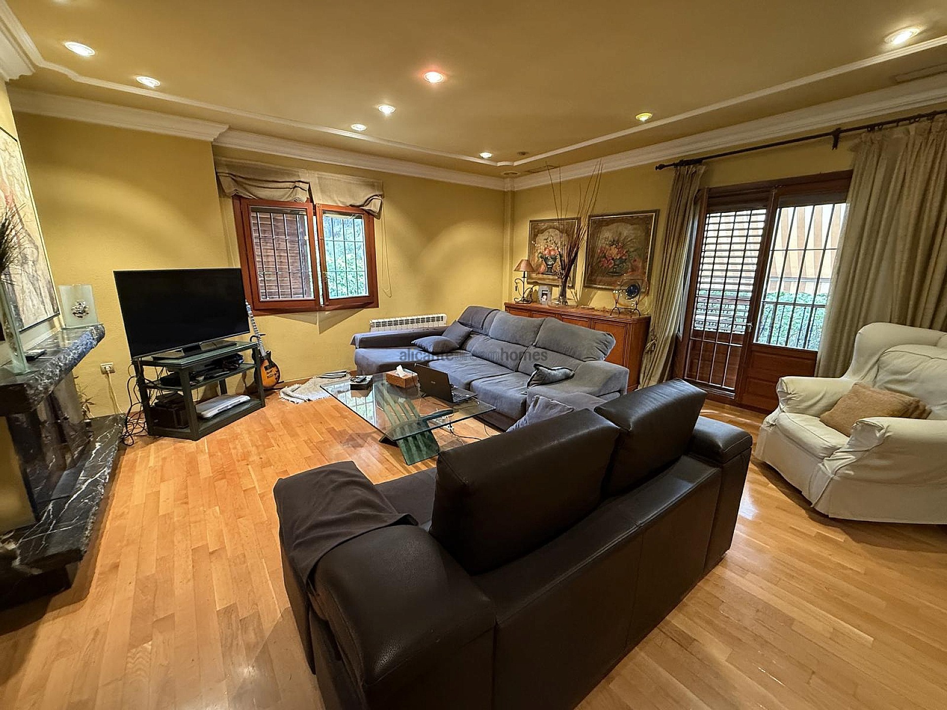 Resale - 4 Bedroom 2 Bathroom Villa in Elda -  - Alicante