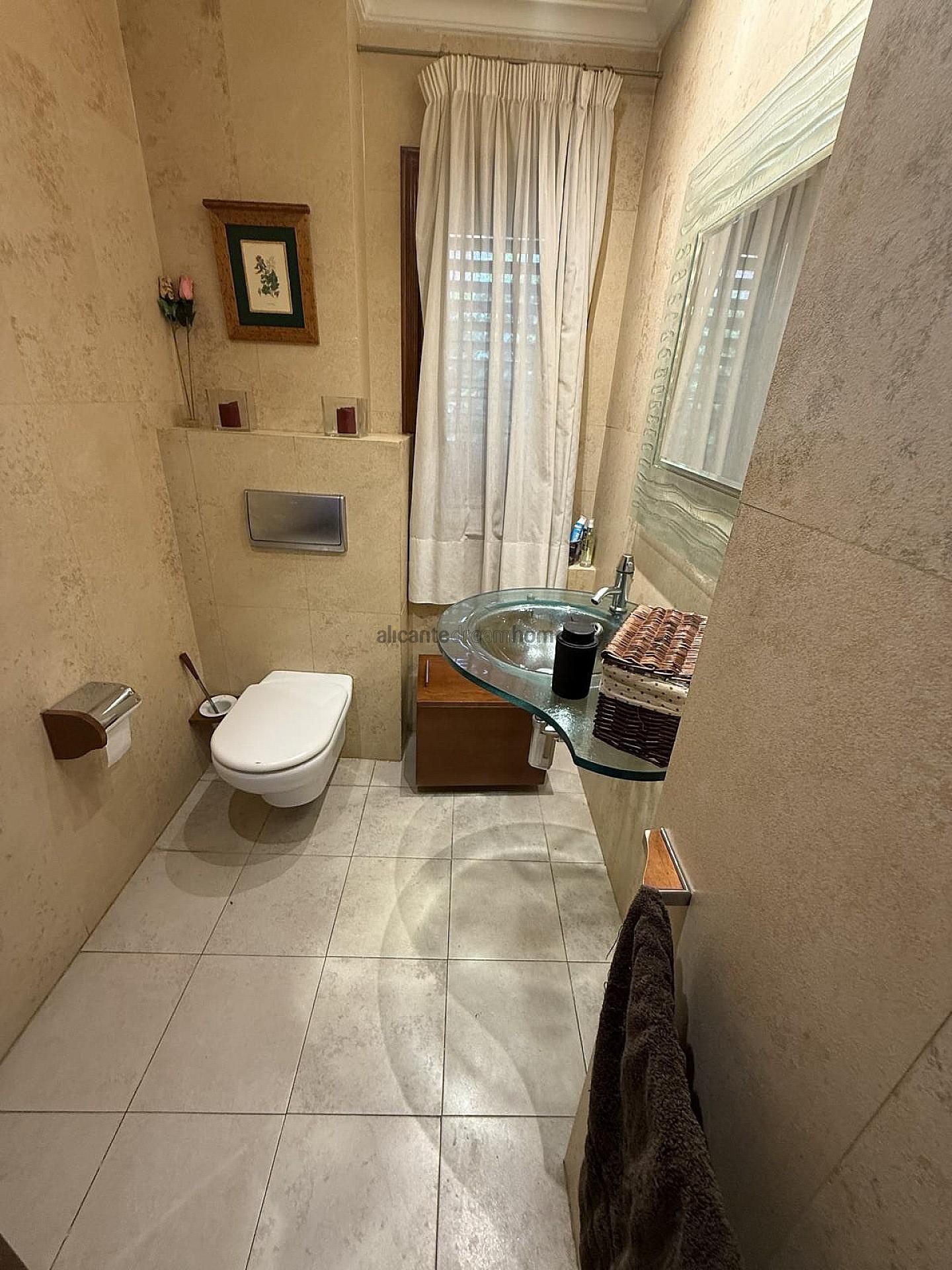 Resale - 4 Bedroom 2 Bathroom Villa in Elda -  - Alicante