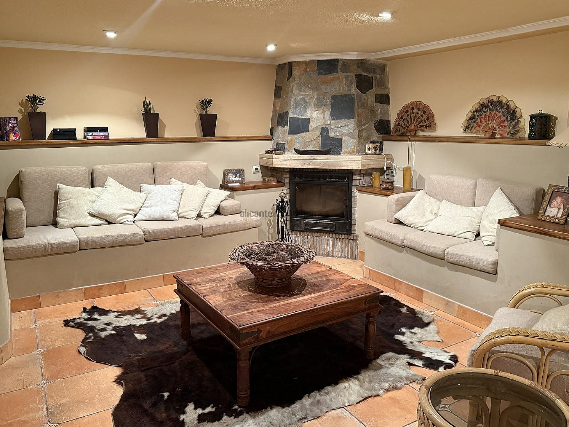 Resale - 4 Bedroom 2 Bathroom Villa in Elda -  - Alicante