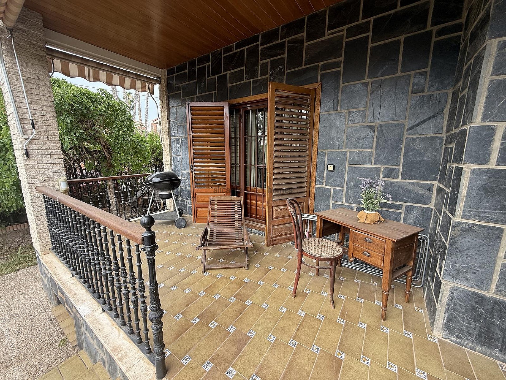 Resale - 4 Bedroom 2 Bathroom Villa in Elda -  - Alicante