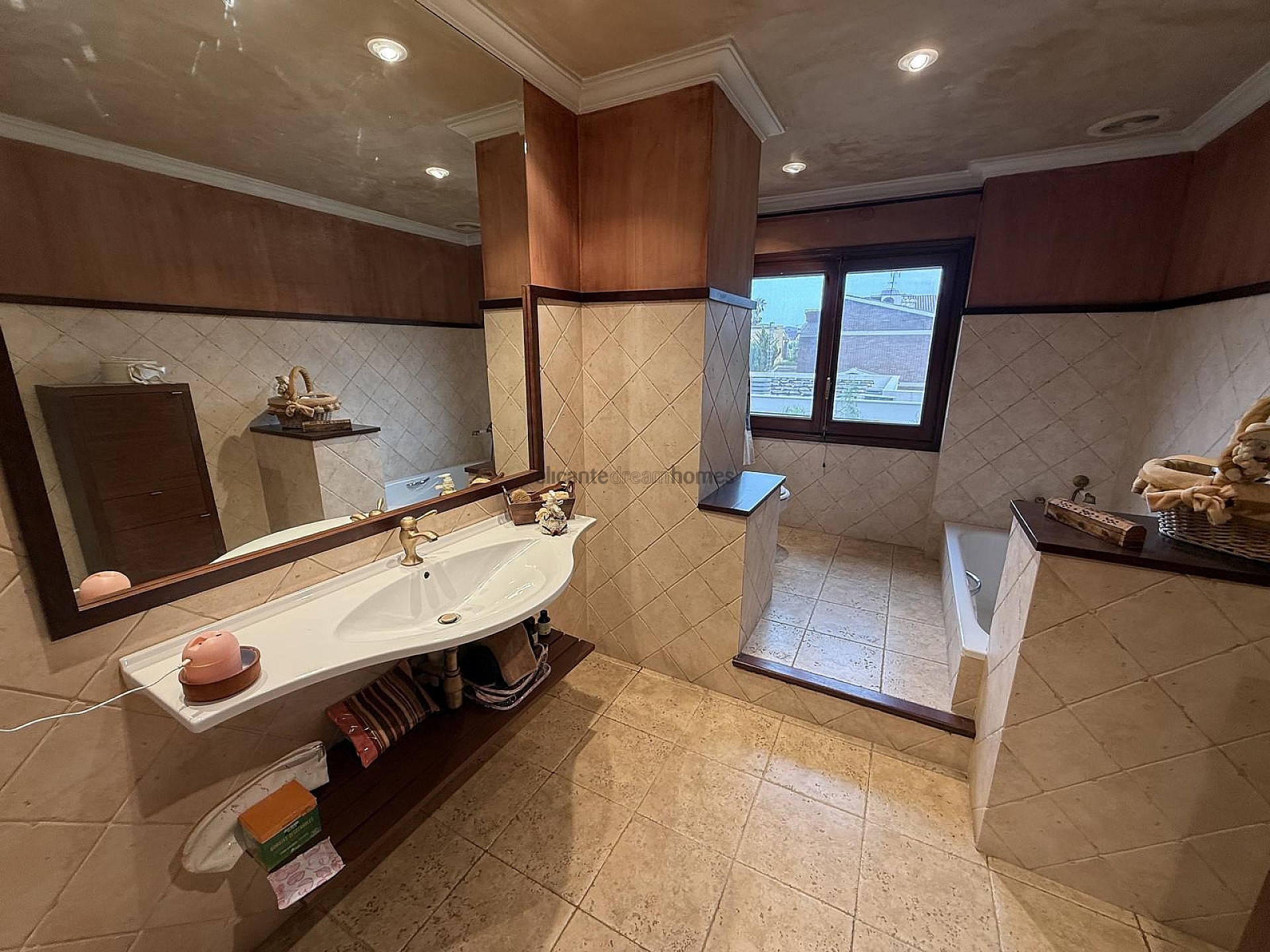 Resale - 4 Bedroom 2 Bathroom Villa in Elda -  - Alicante