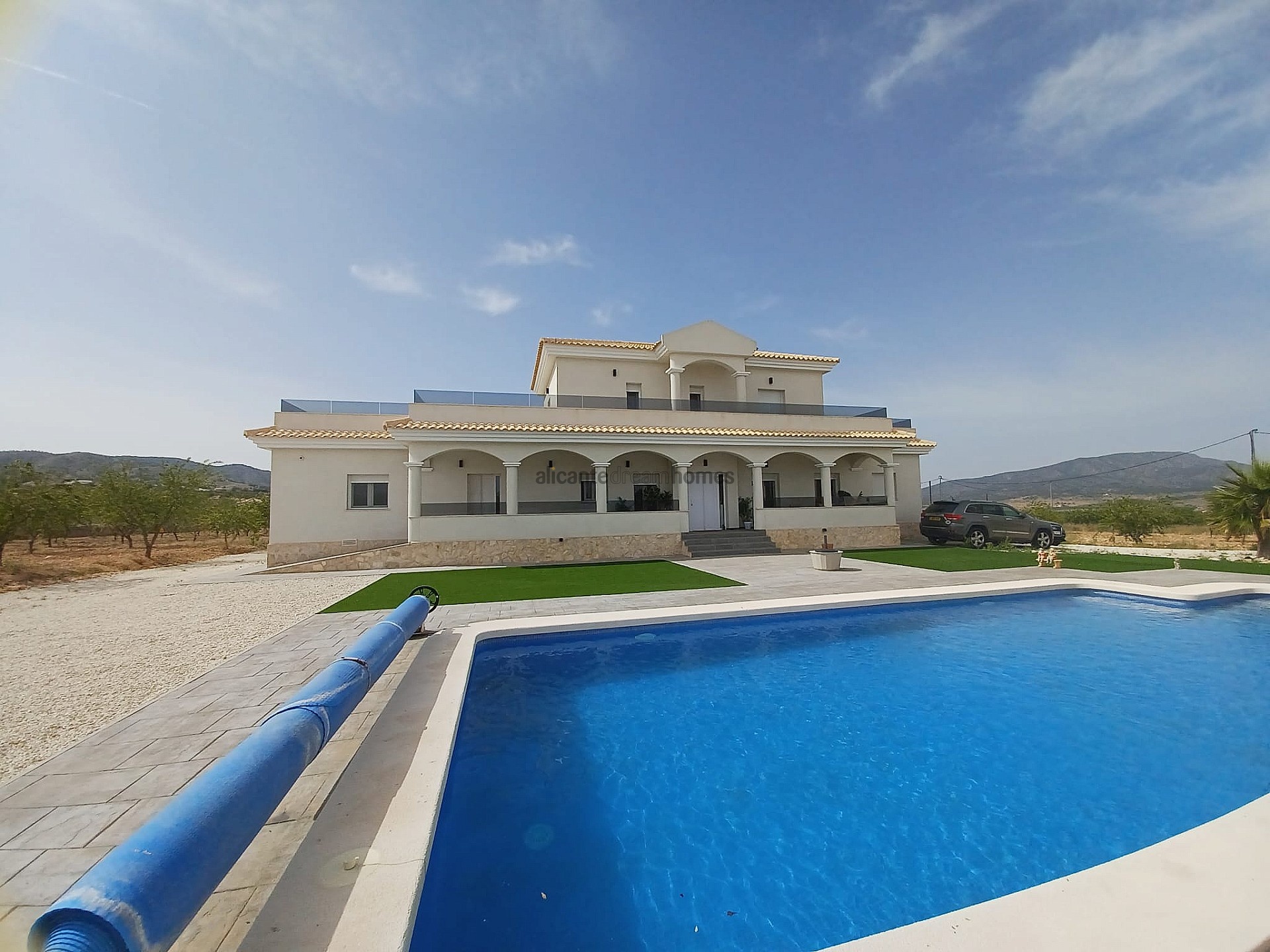 Resale - 6 Bedroom 5 Bathroom Villa in Pinoso -  - Alicante