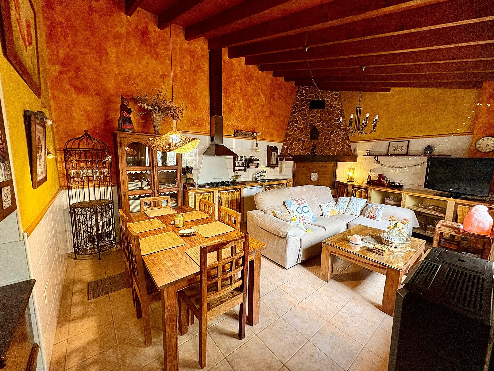 Resale - 4 Bedroom 2 Bathroom Townhouse in Pinoso -  - Alicante