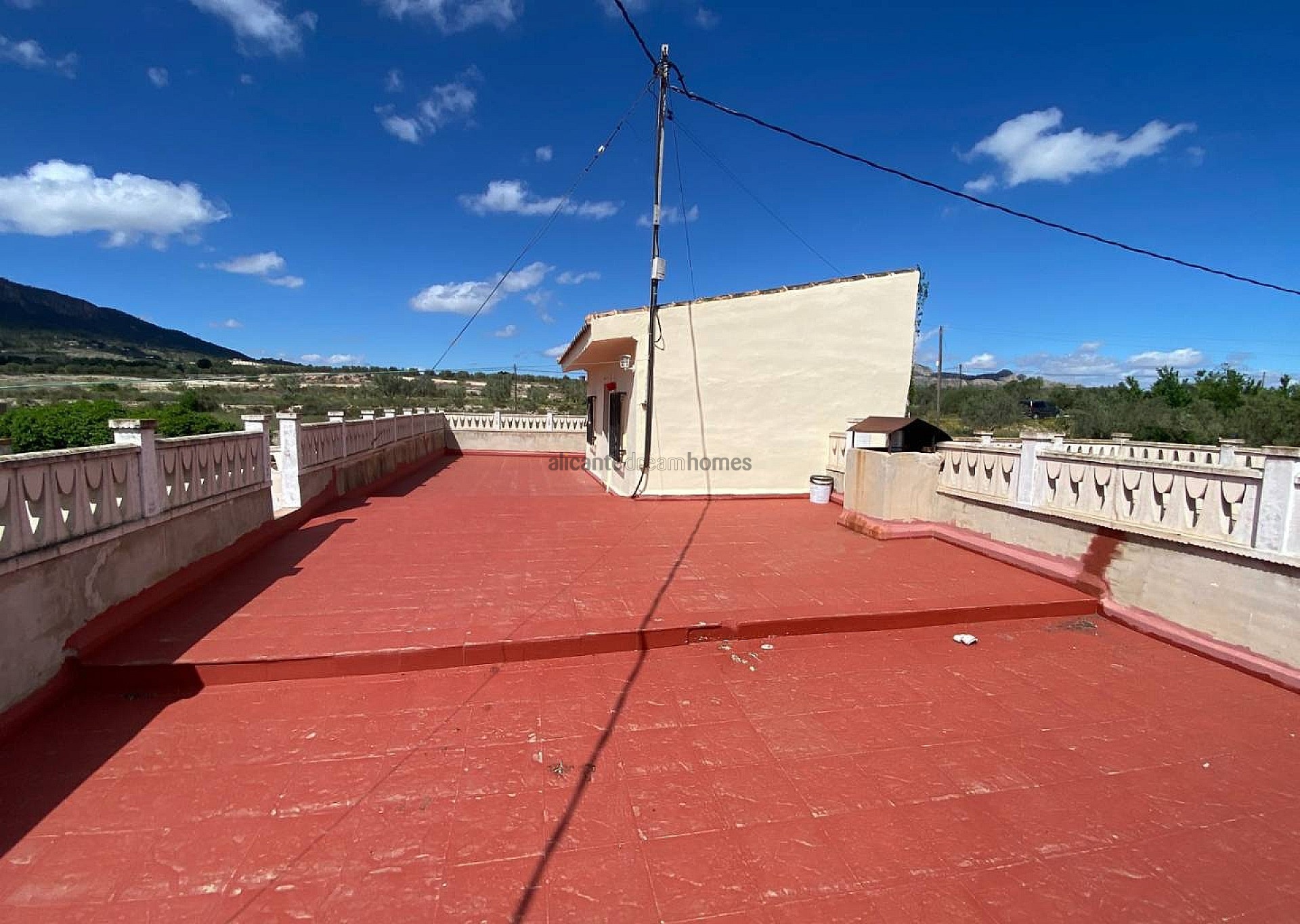 Resale - 6 Bedroom 3 Bathroom Country house in Sax -  - Alicante