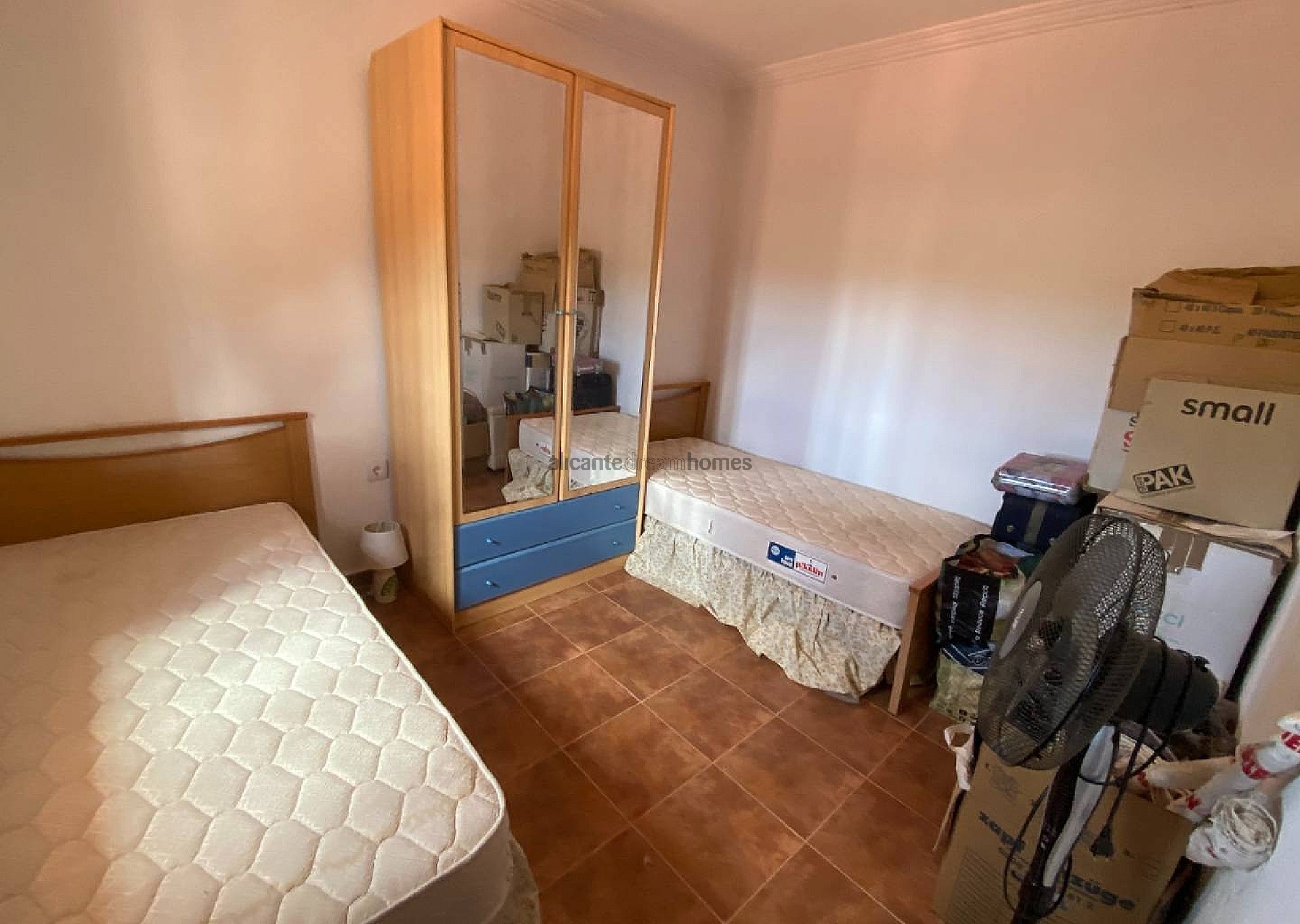 Resale - 6 Bedroom 3 Bathroom Country house in Sax -  - Alicante