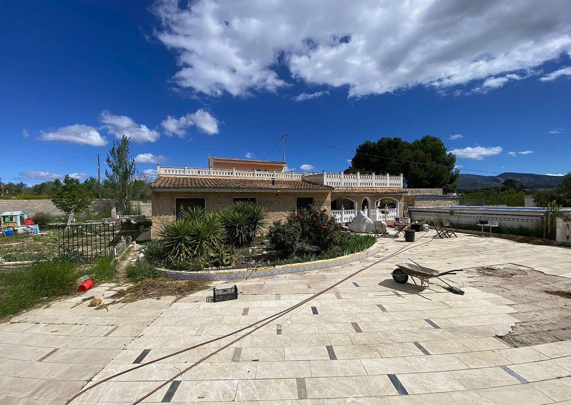 Resale - 6 Bedroom 3 Bathroom Country house in Sax -  - Alicante