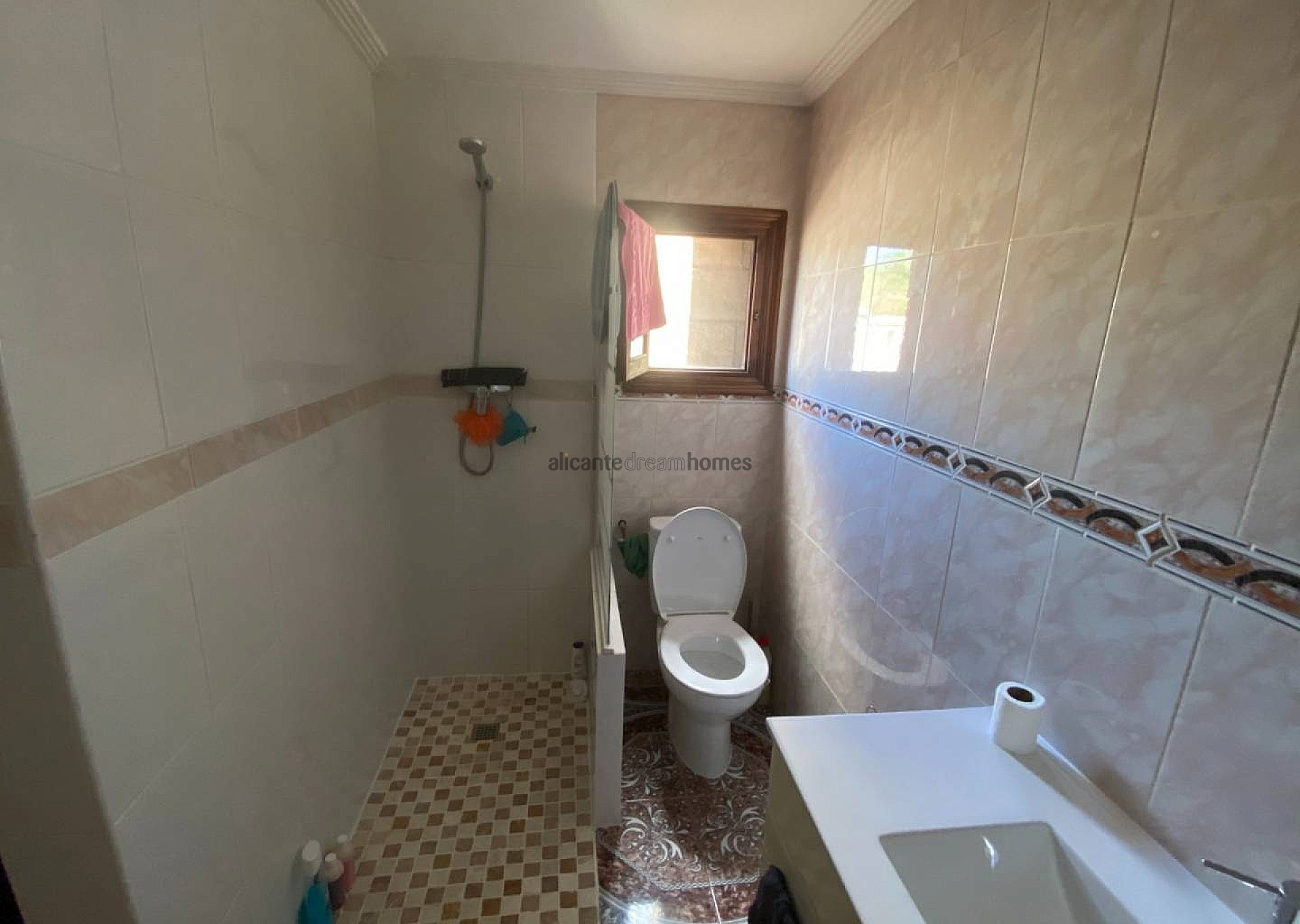 Resale - 6 Bedroom 3 Bathroom Country house in Sax -  - Alicante