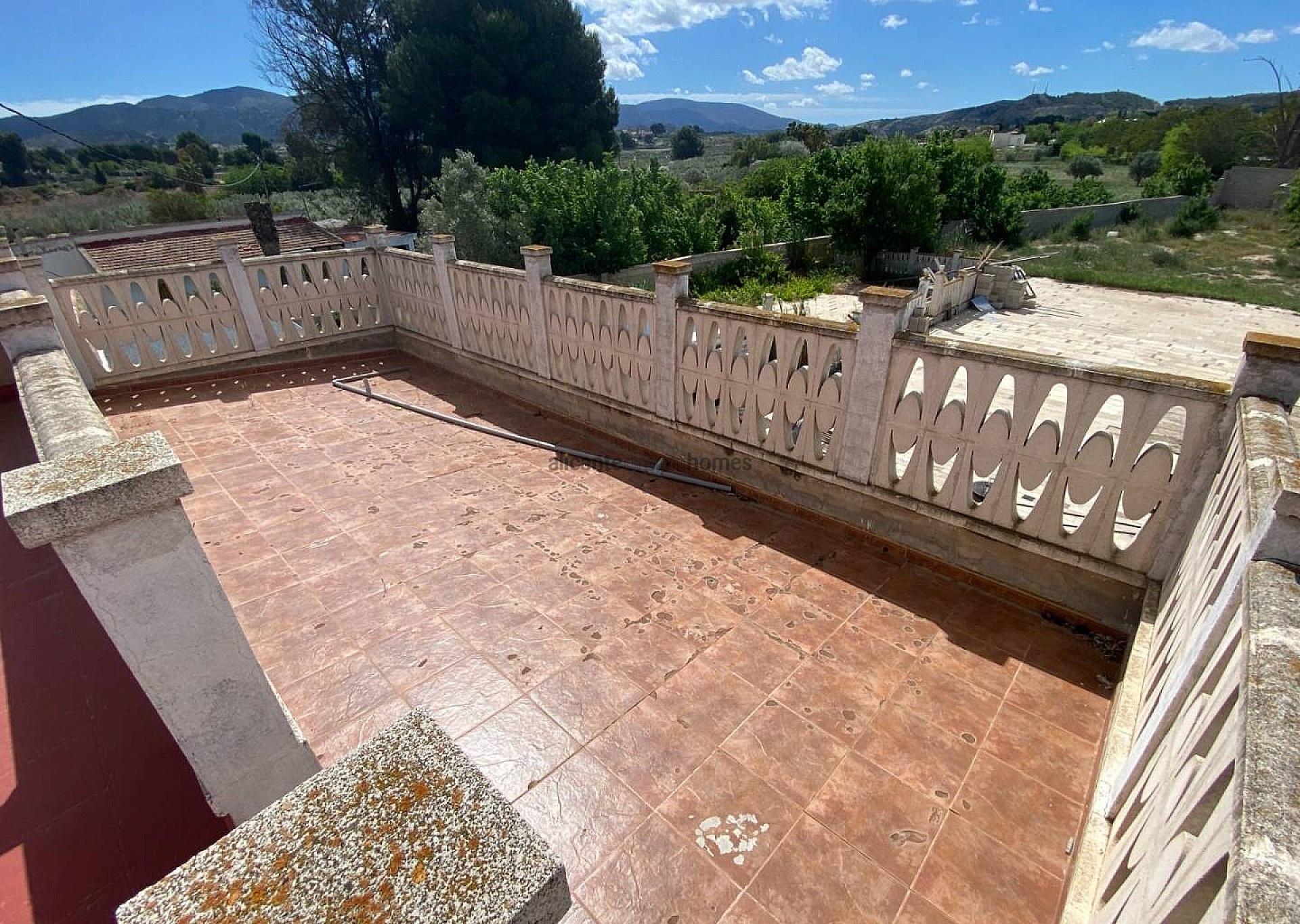 Resale - 6 Bedroom 3 Bathroom Country house in Sax -  - Alicante