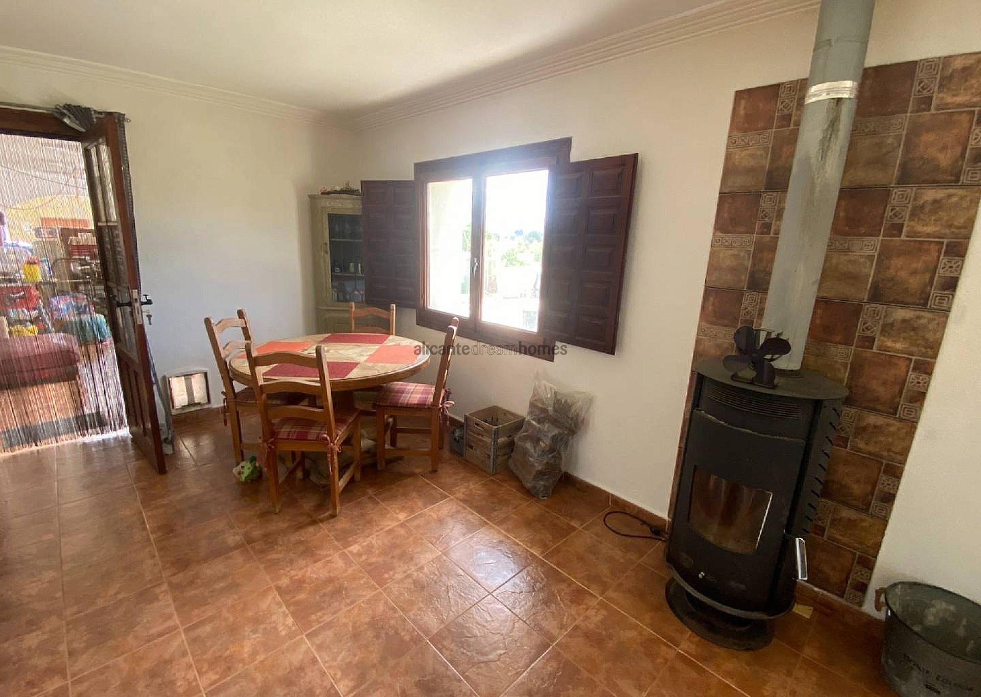 Resale - 6 Bedroom 3 Bathroom Country house in Sax -  - Alicante