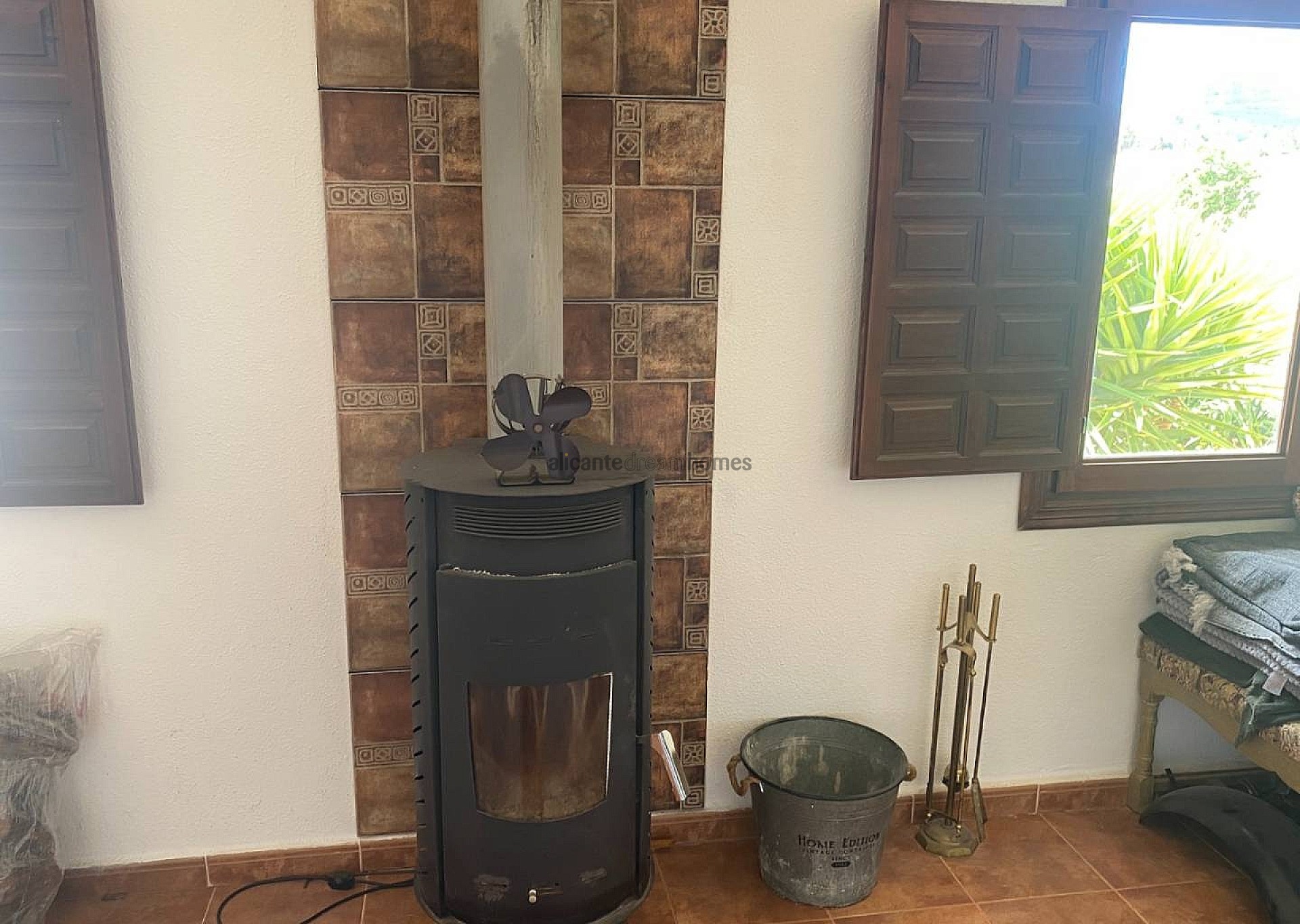 Resale - 6 Bedroom 3 Bathroom Country house in Sax -  - Alicante