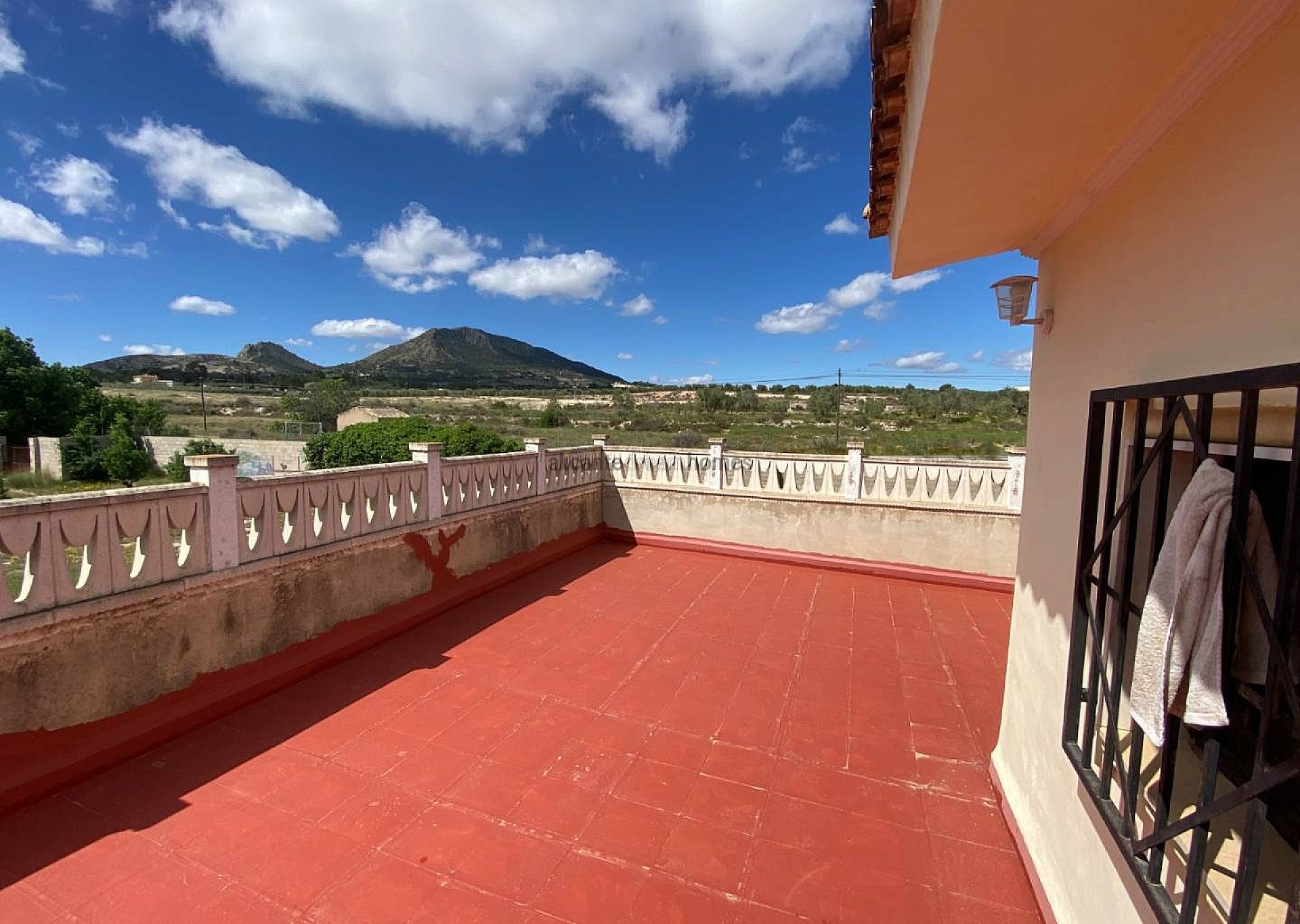 Resale - 6 Bedroom 3 Bathroom Country house in Sax -  - Alicante